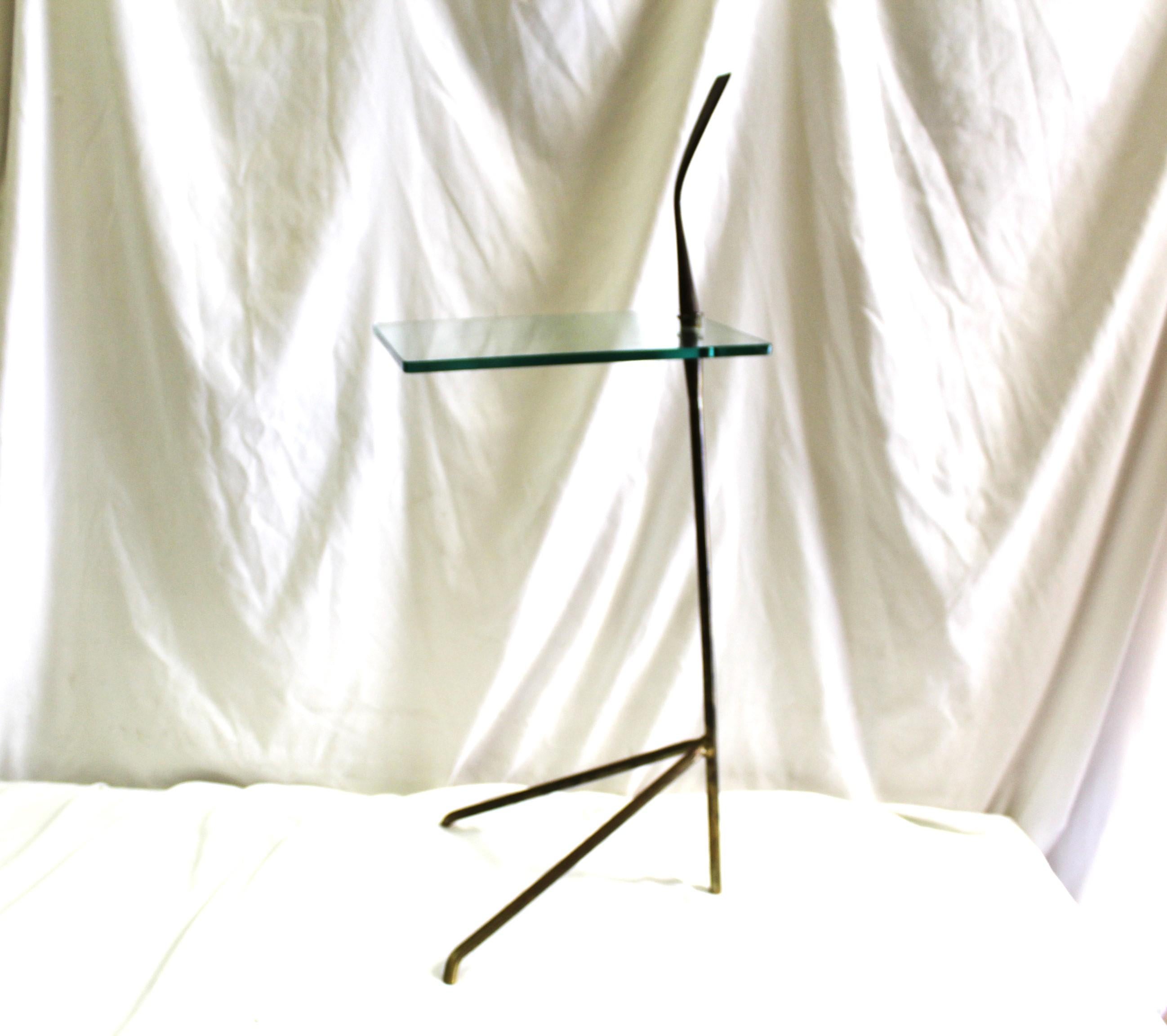 Modernes du milieu du siècle  Laiton, verre  Table d'appoint en vente 1