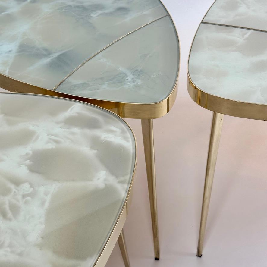 Mid-Century Modern Ensemble de trois tables basses en laiton et verre d'art de Murano vert, mi-siècle moderne en vente