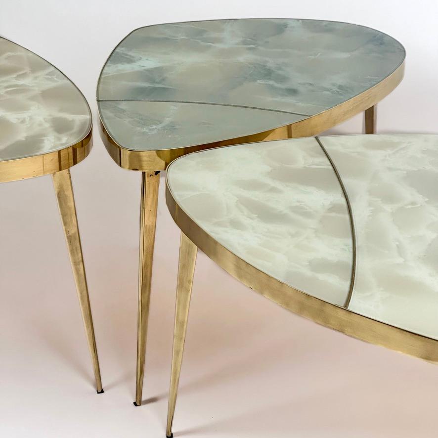 italien Ensemble de trois tables basses en laiton et verre d'art de Murano vert, mi-siècle moderne en vente