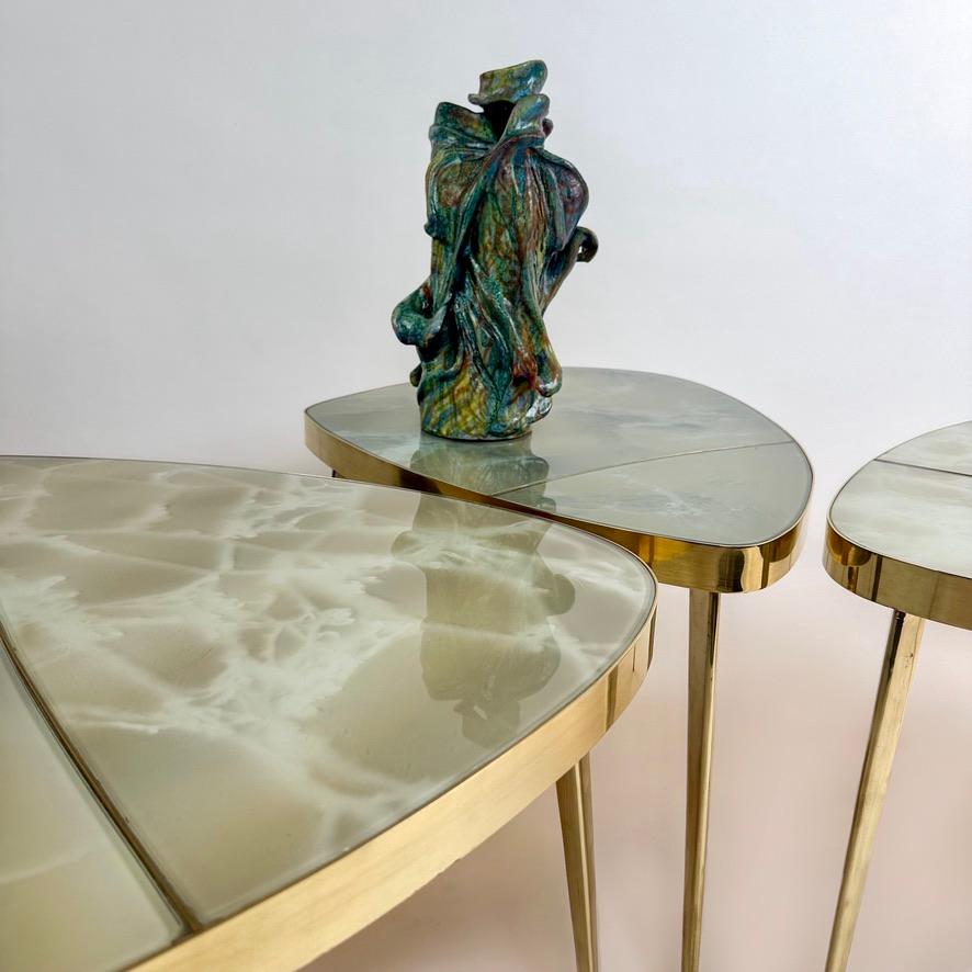 Ensemble de trois tables basses en laiton et verre d'art de Murano vert, mi-siècle moderne Bon état - En vente à Firenze, Tuscany