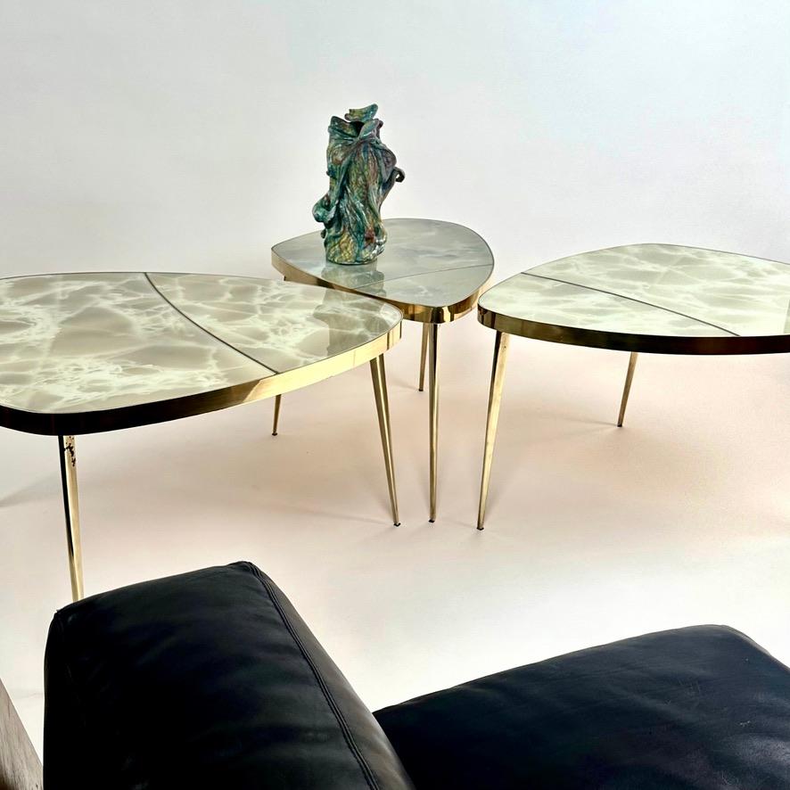 Milieu du XXe siècle Ensemble de trois tables basses en laiton et verre d'art de Murano vert, mi-siècle moderne en vente
