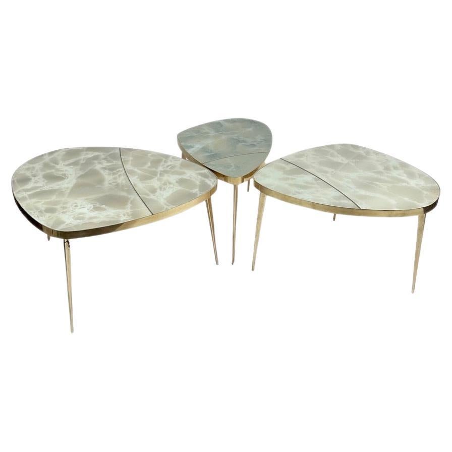 Ensemble de trois tables basses en laiton et verre d'art de Murano vert, mi-siècle moderne en vente