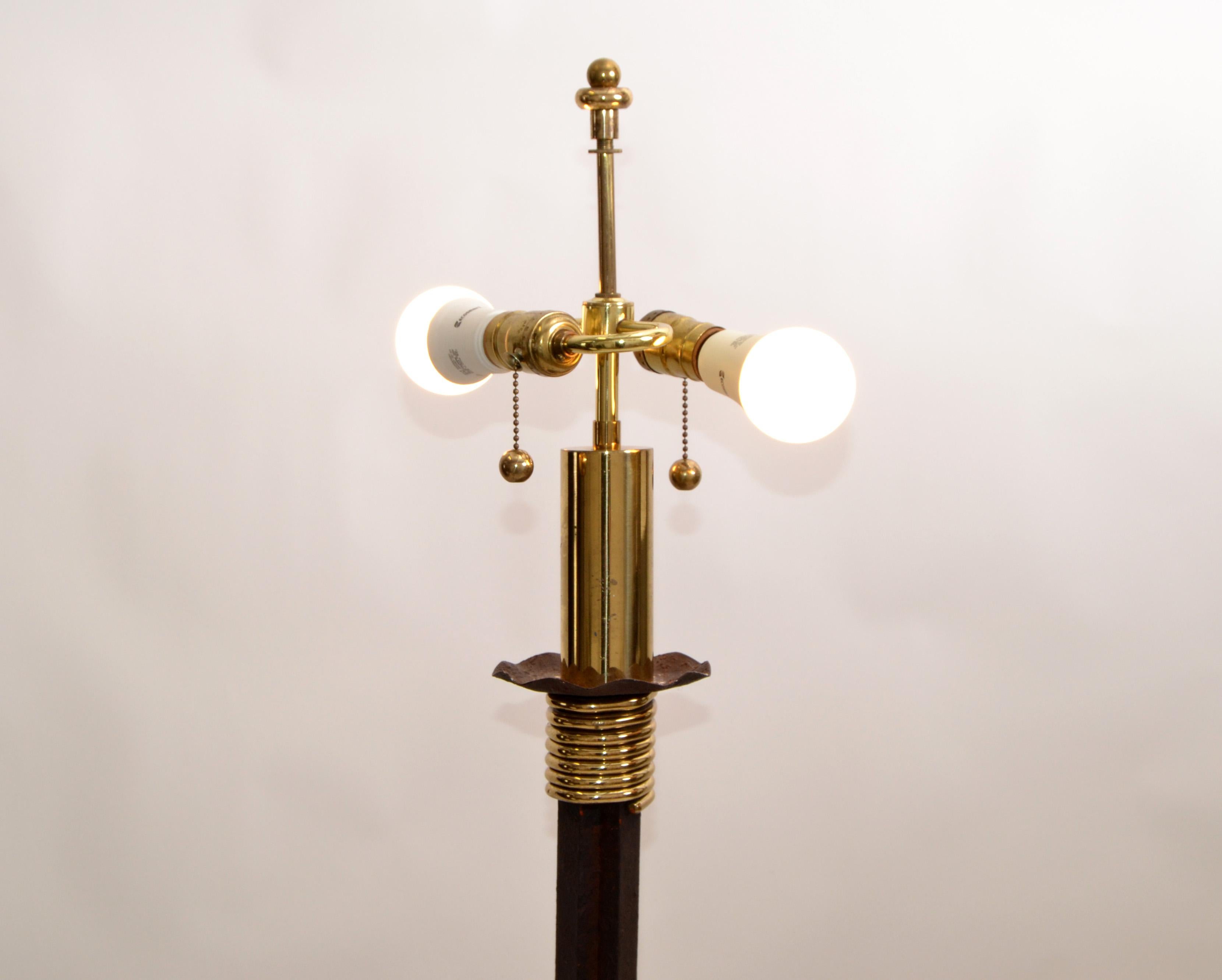 Mid-Century Modern Messing & Handcrafted Cast Iron Stehlampe auf Tripod Basis 1970s (Handgefertigt) im Angebot