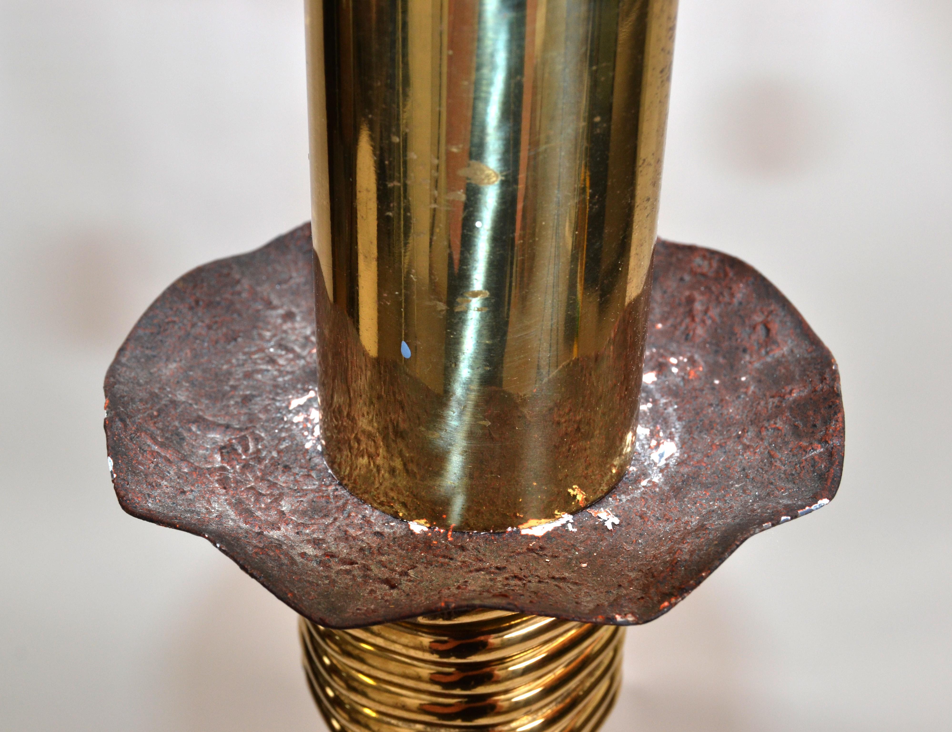 Mid-Century Modern Messing & Handcrafted Cast Iron Stehlampe auf Tripod Basis 1970s (Ende des 20. Jahrhunderts) im Angebot