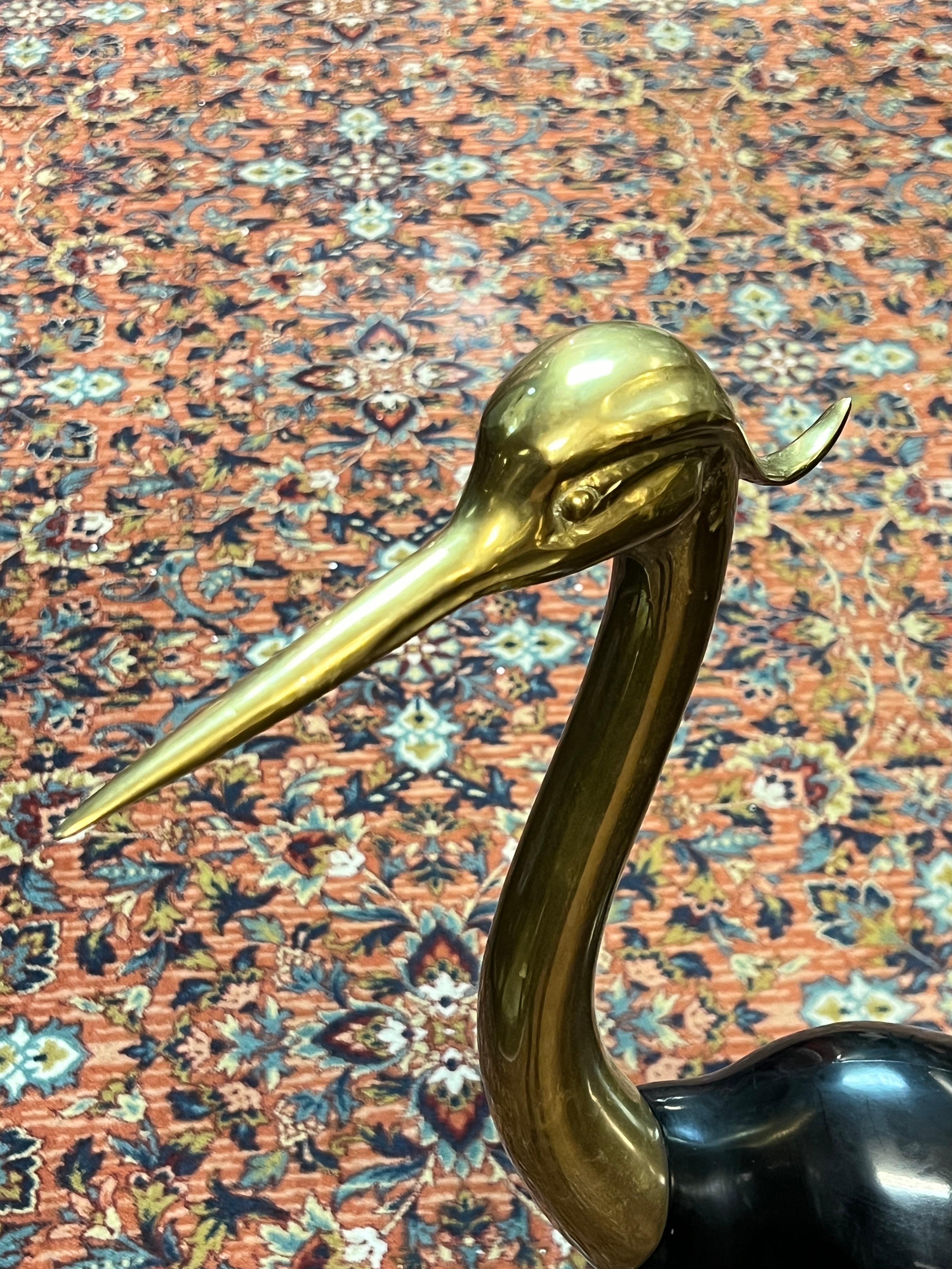 Sculpture de sol moderne du milieu du siècle en laiton, oiseau héron -- 42 pouces de hauteur Bon état - En vente à New York, NY