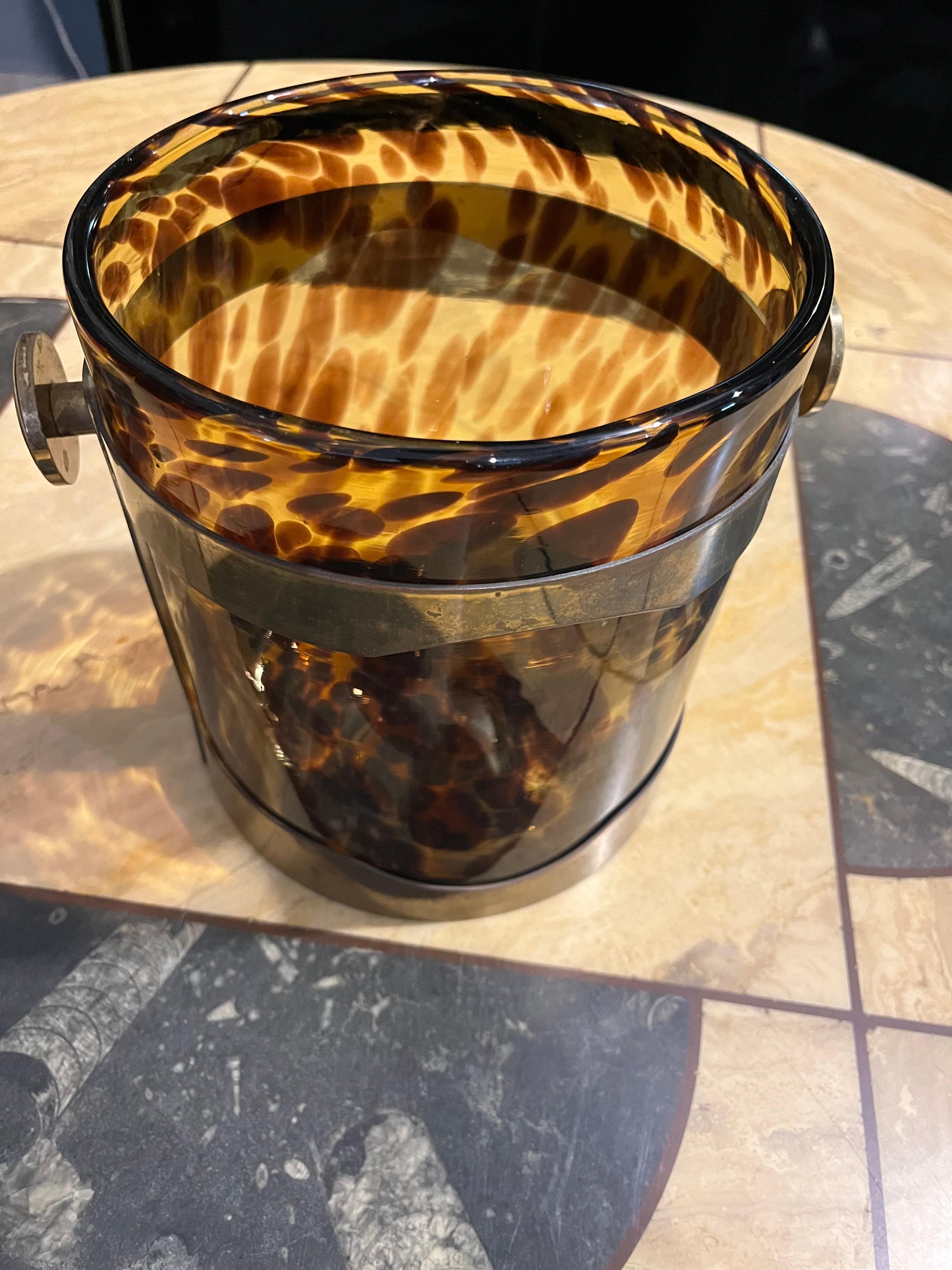 Italian Mid-century modern brass ice bucket by Guzzini from the 1970s in vendita