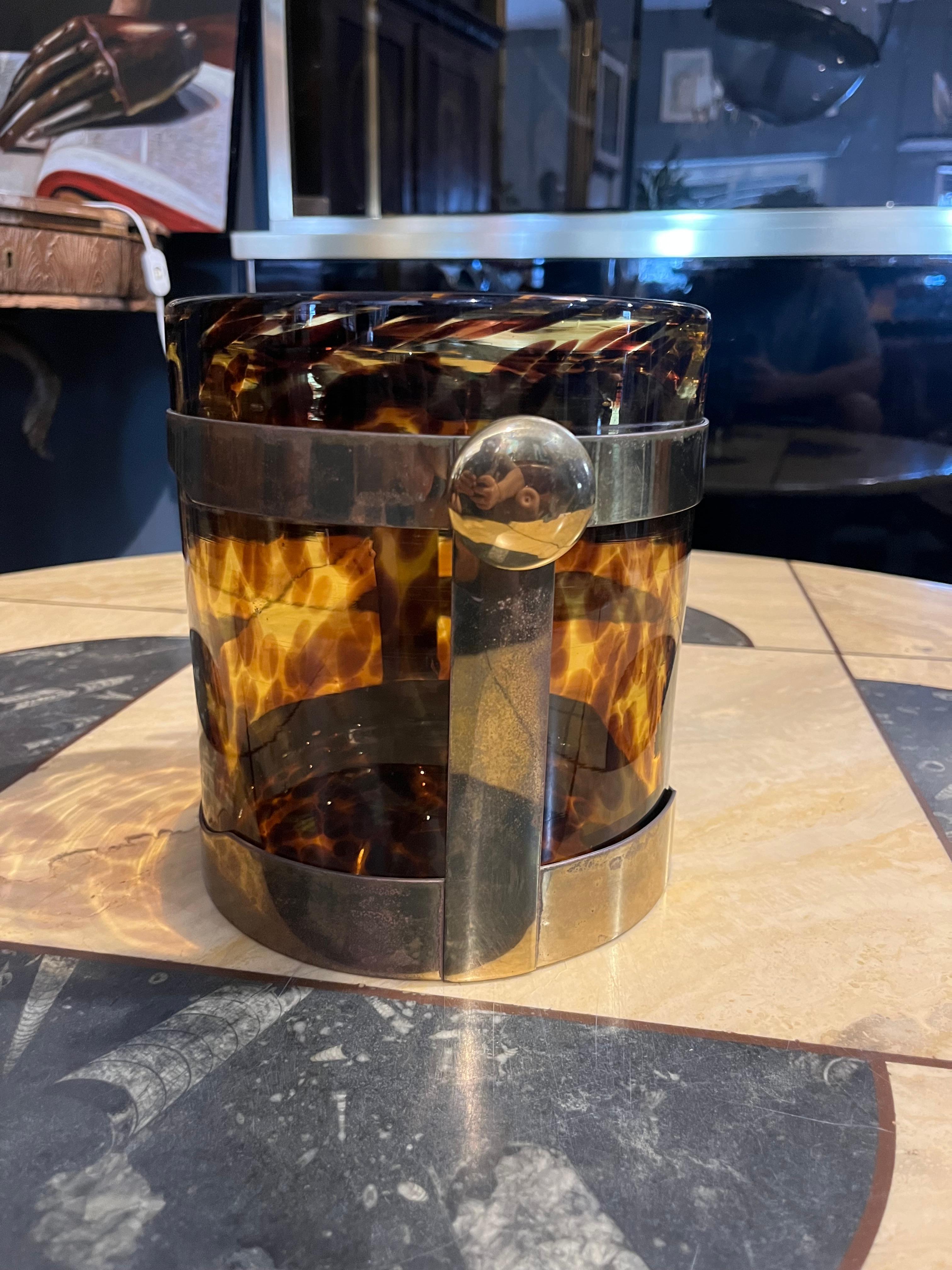 Mid-century modern brass ice bucket by Guzzini from the 1970s In condizioni buone in vendita a Catania, IT