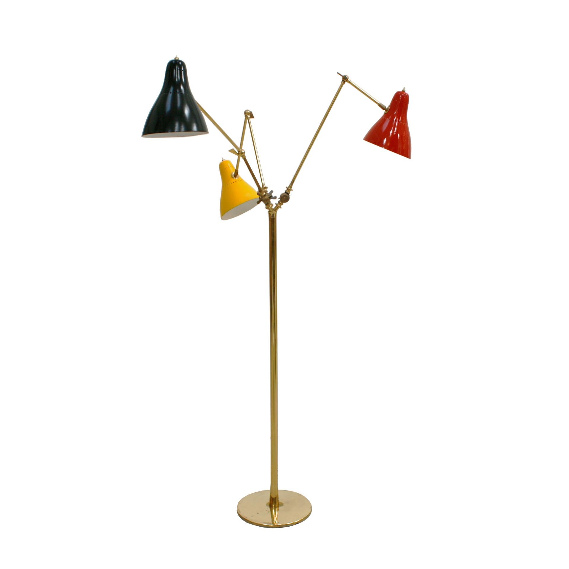 Lampadaire articulé en laiton italien de 1950. Fabriqué avec précision et élégance, ce lampadaire italien est doté de bras réglables rappelant le style triennal emblématique, ce qui vous permet de personnaliser l'éclairage en fonction de vos