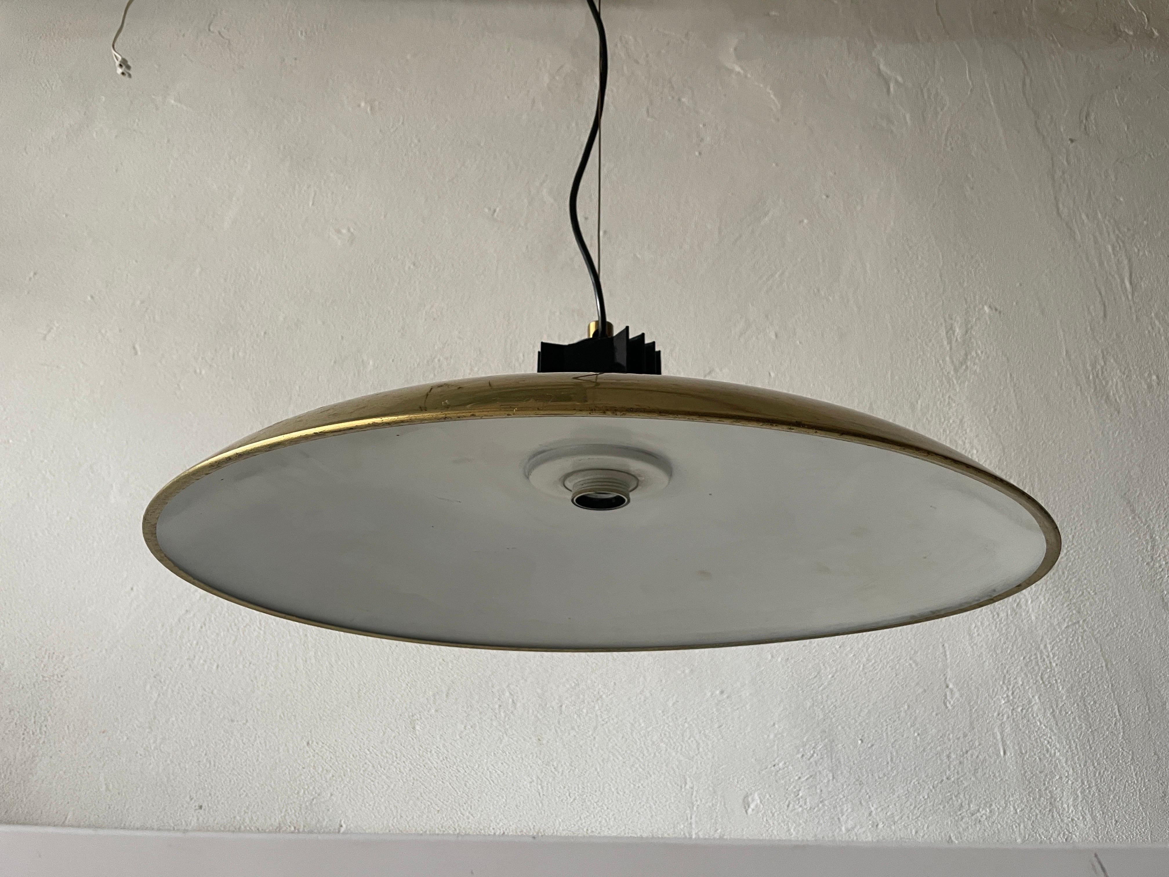 Mid-Century Modern brass Italian XL pendant lamp, 1960s, Italy

This lamp works with E27 light bulb.

Measurements: 
Height: 110 cm
Diameter and Height of Lampshade: 56 and 20 cm.

  