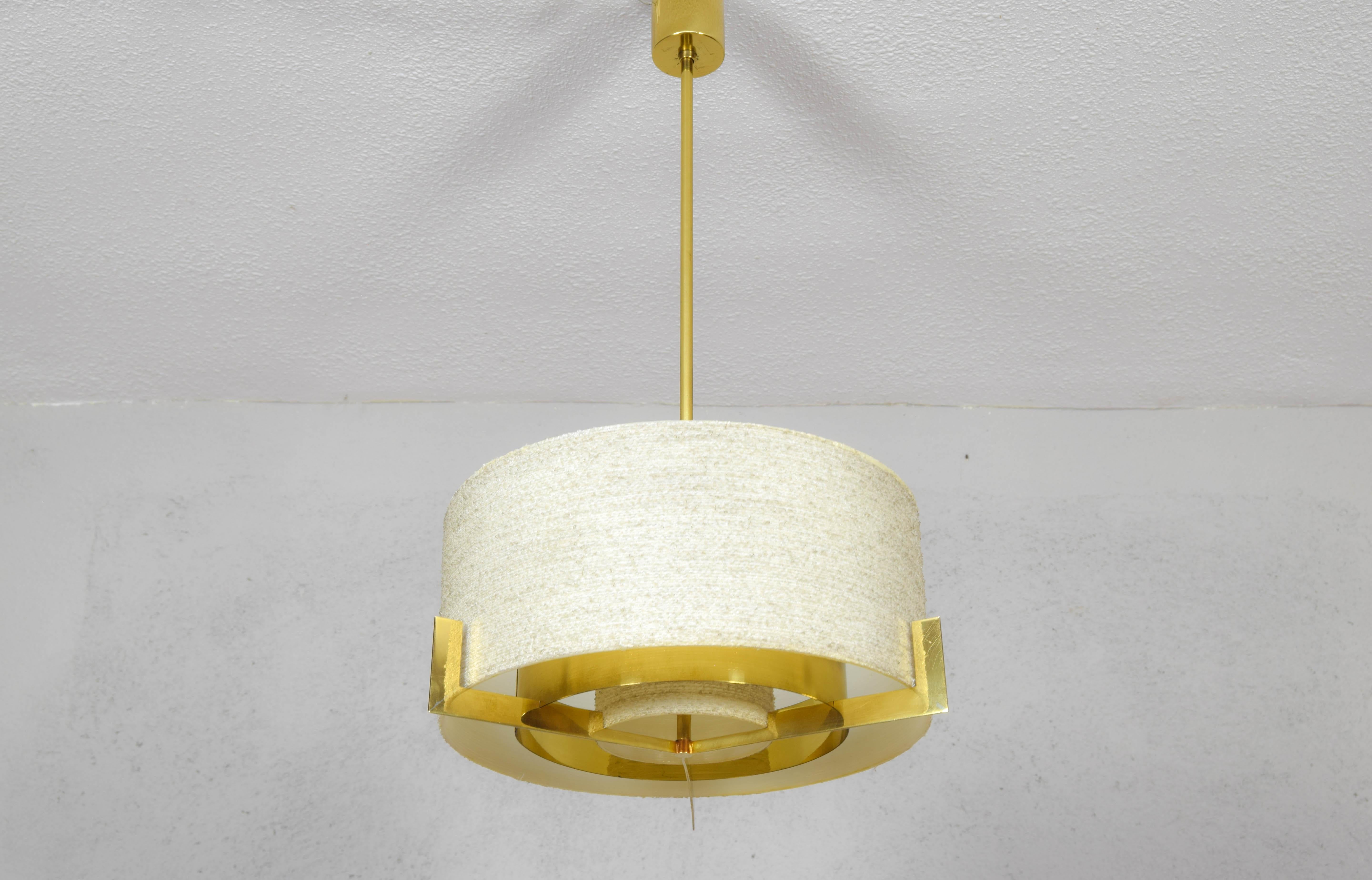 Great ceiling lamp manufactured by the prestigious German firm Kaiser Leuchten in the 60s.

Peculiar combination of materials with a remarkable aesthetic result.
Its body is made of brass-plated steel, its lampshade is made of plexiglass