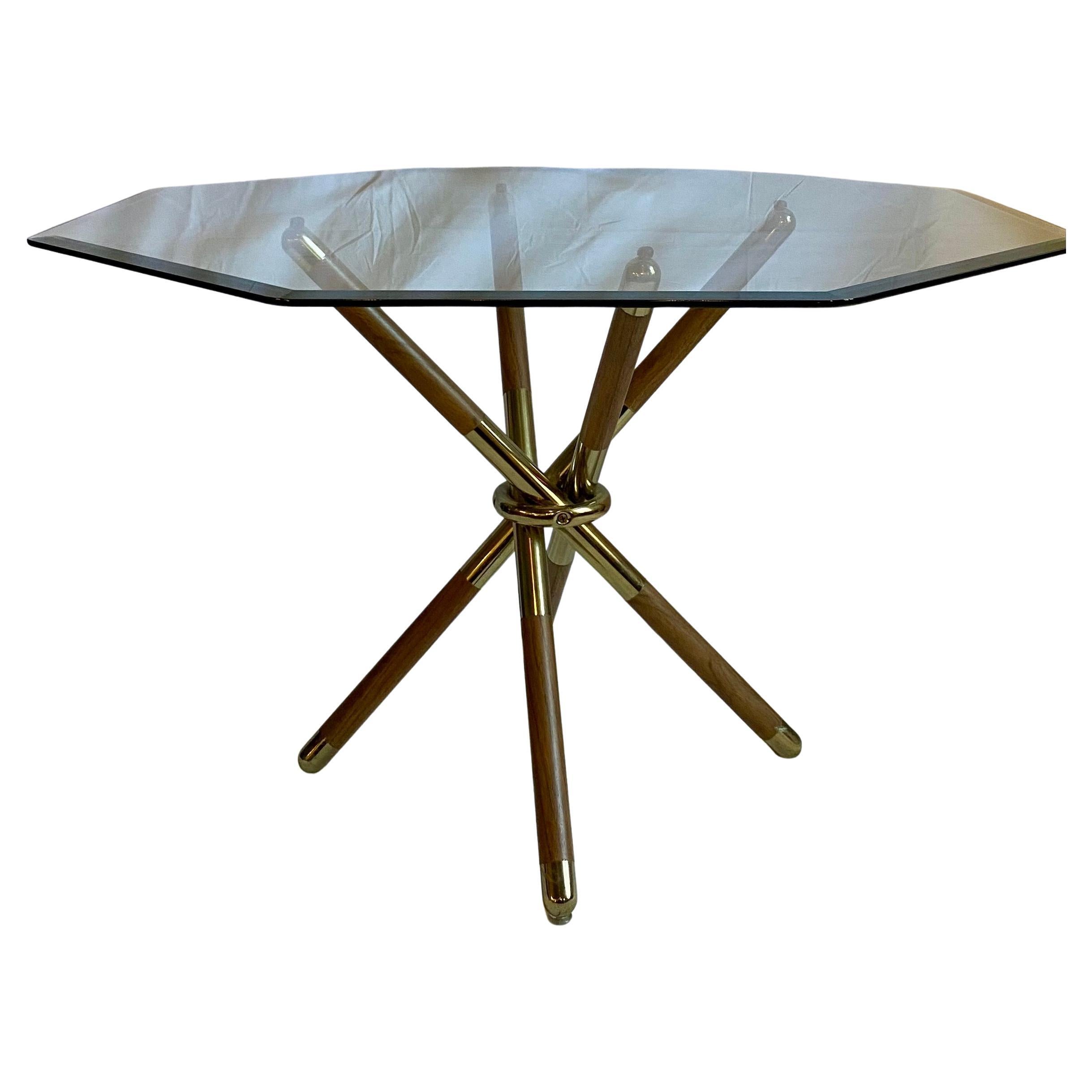 Table de salle à manger à nœuds torsadés de style moderne du milieu du siècle avec plateau en verre hexagonal.  Cette table de salle à manger ou de centre unique se caractérise par des pieds tubulaires en bois et en laiton, surmontés d'un plateau en