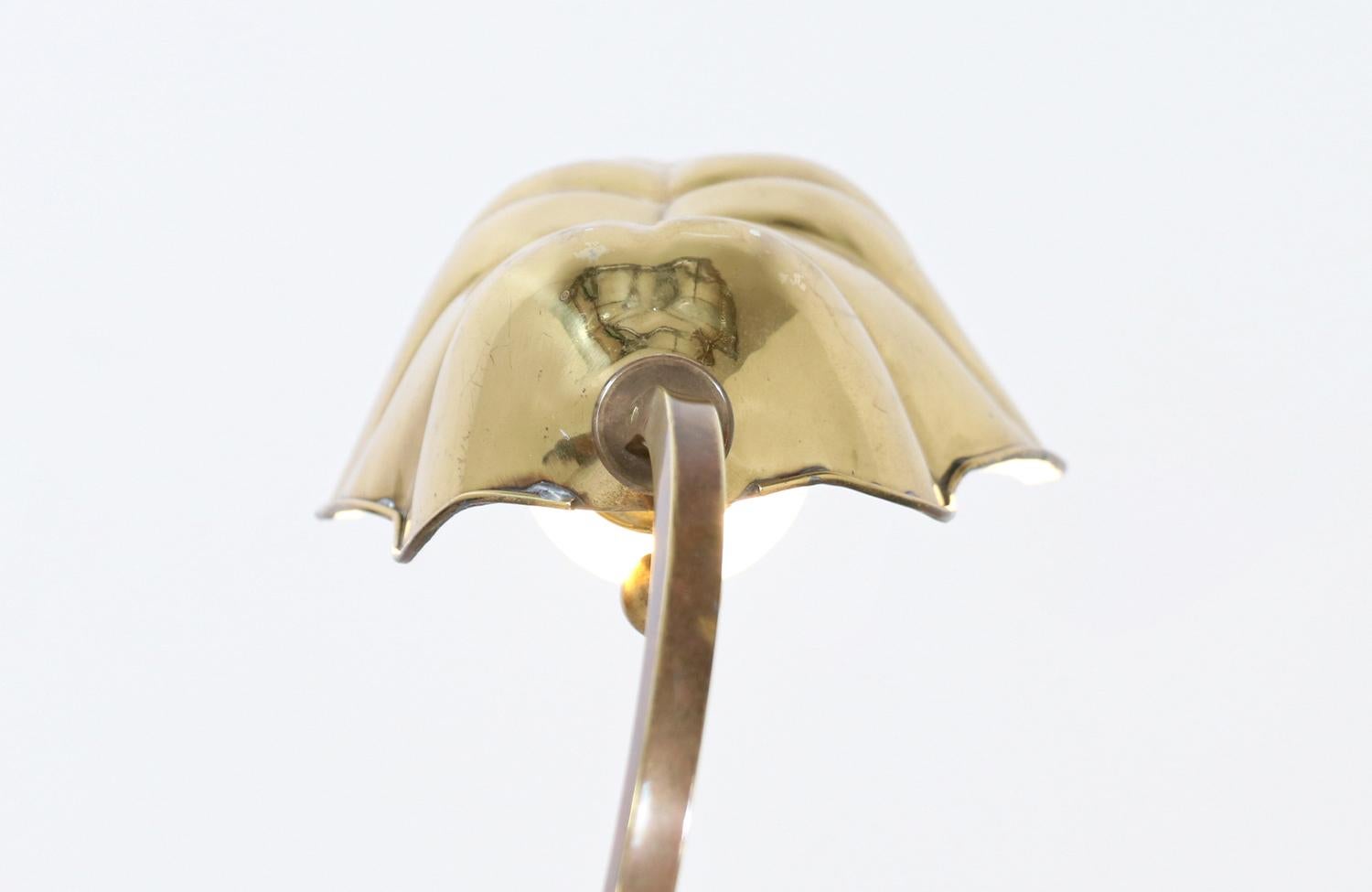Mid-Century Modern Brass Leaf Table Lamp by Chapman 3