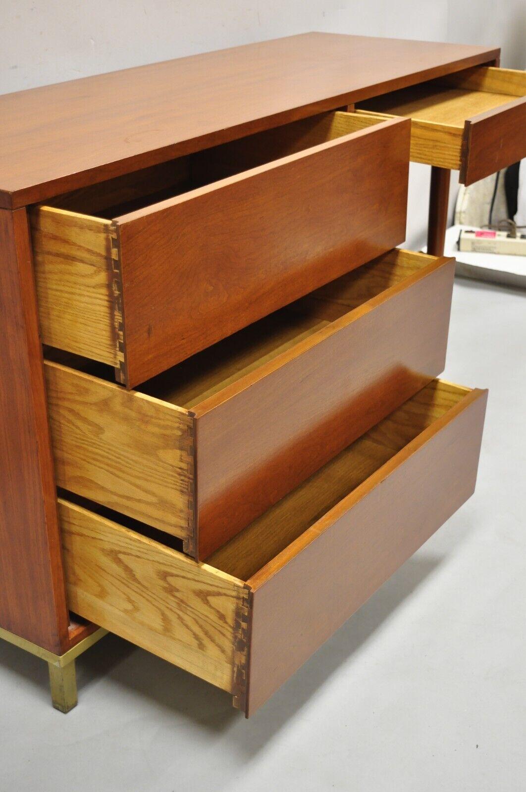 Scrivania a ginocchio in noce con gambe e base in ottone del Mid Century Modern Modernista in vendita 4
