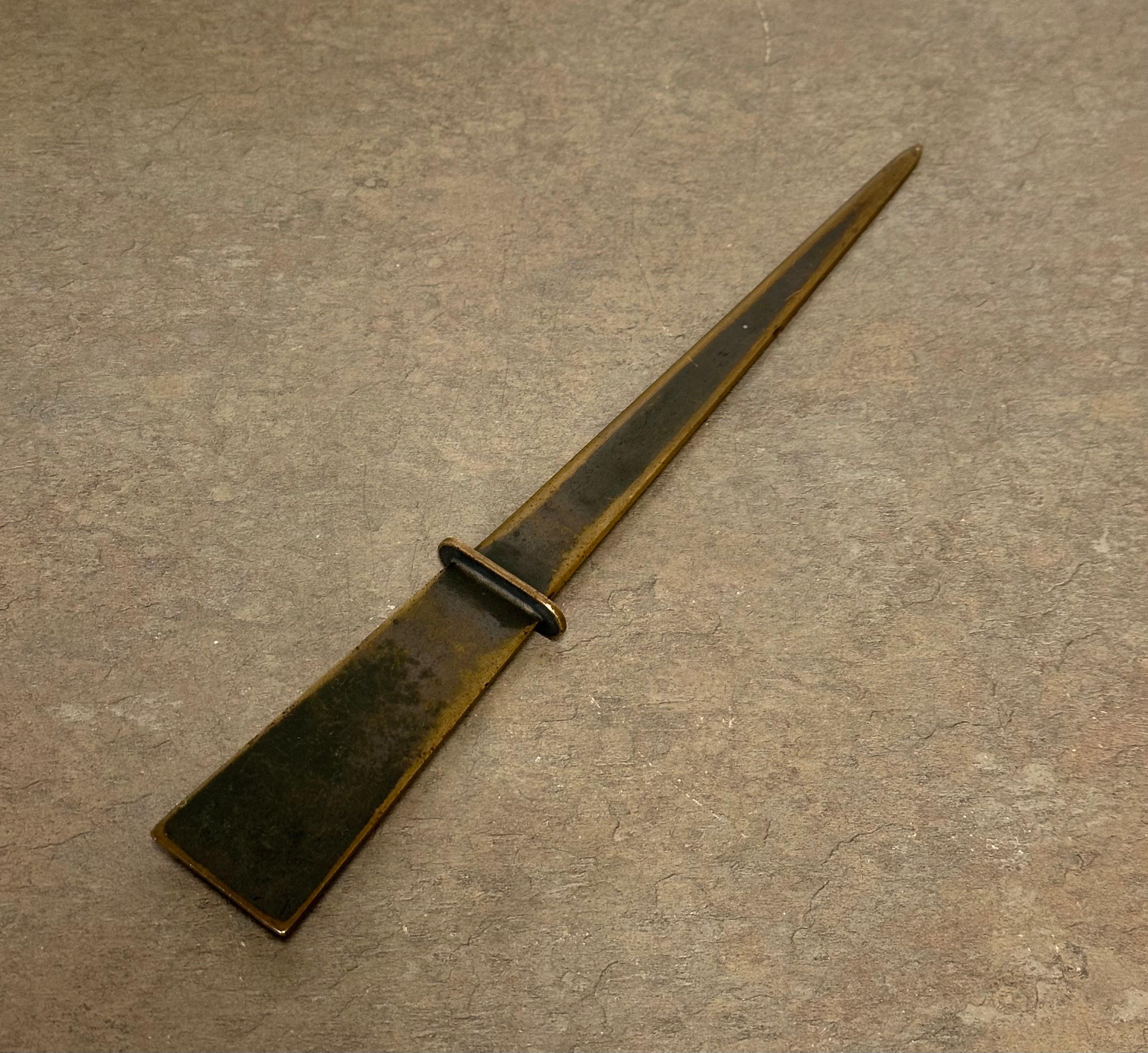 Ouvre-lettres en laiton du milieu du siècle dans le style de Carl Aubock en vente 2