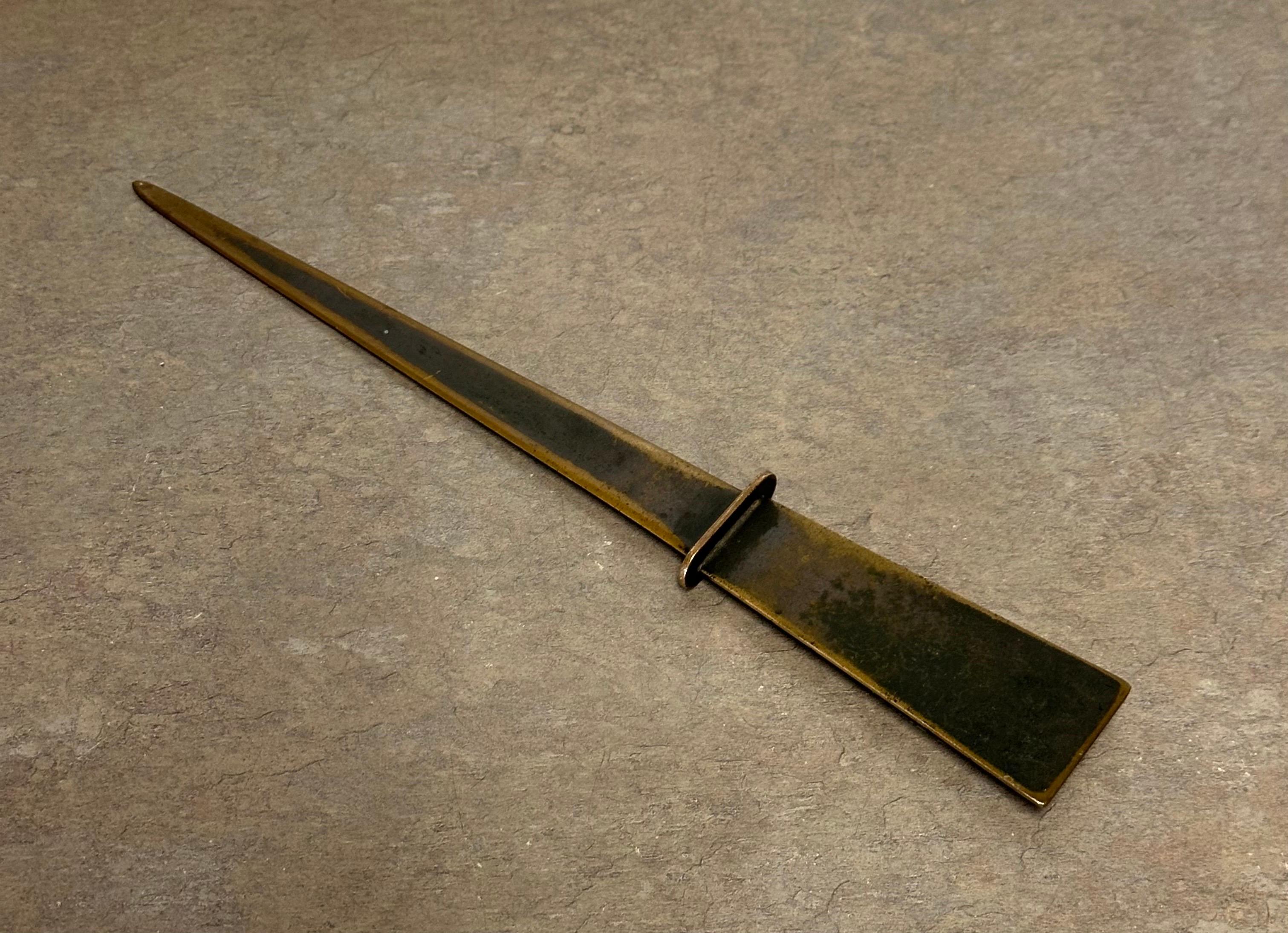 Ouvre-lettres en laiton du milieu du siècle dans le style de Carl Aubock en vente 3