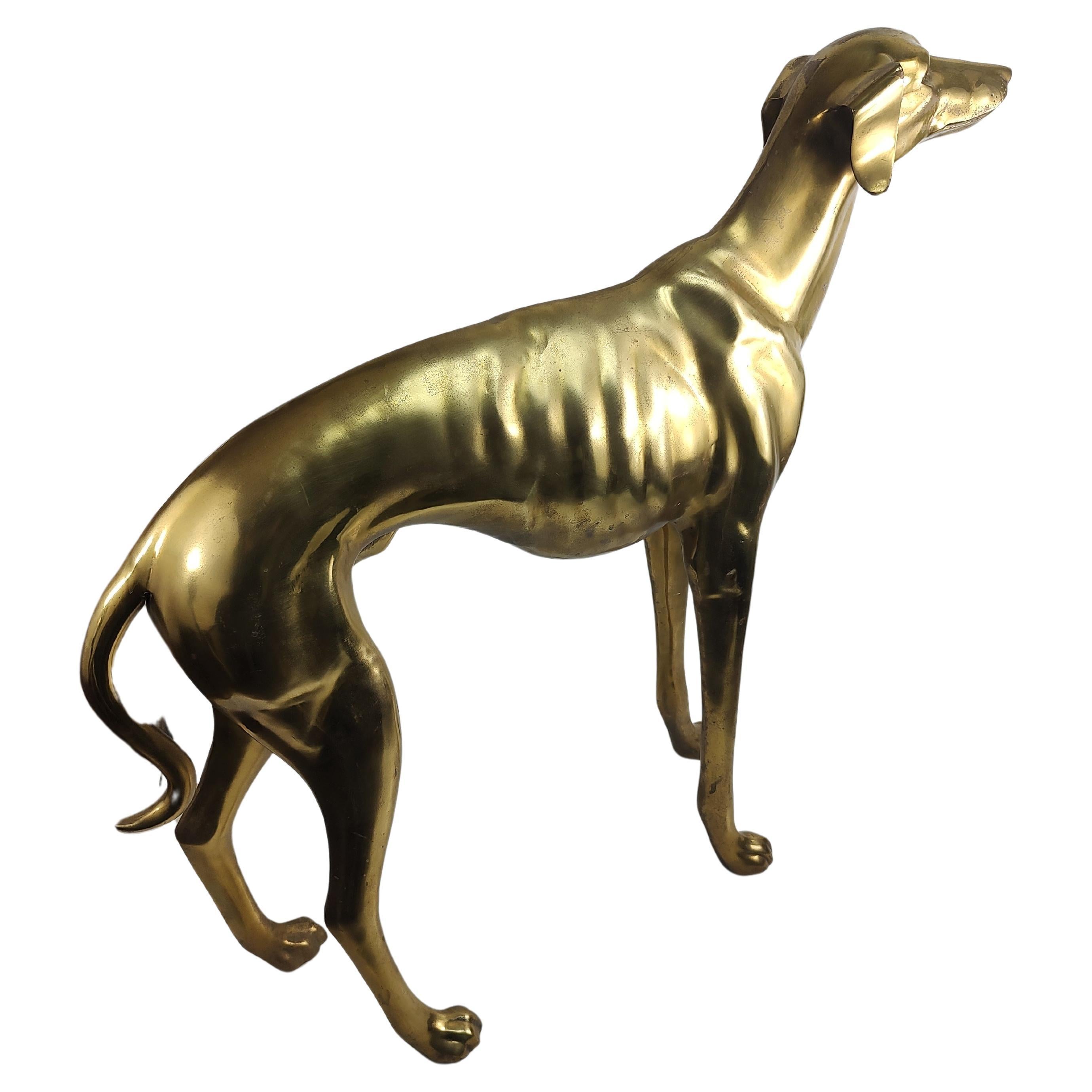 Fabelhafte einfache und elegante Messingskulptur eines lebensgroßen Whippetts. Eleganter Stil. Ausgezeichnete Besetzung. Altersbedingte Patina auf Messing, siehe Bilder. In ausgezeichnetem Vintage-Zustand mit minimalen Gebrauchsspuren. 