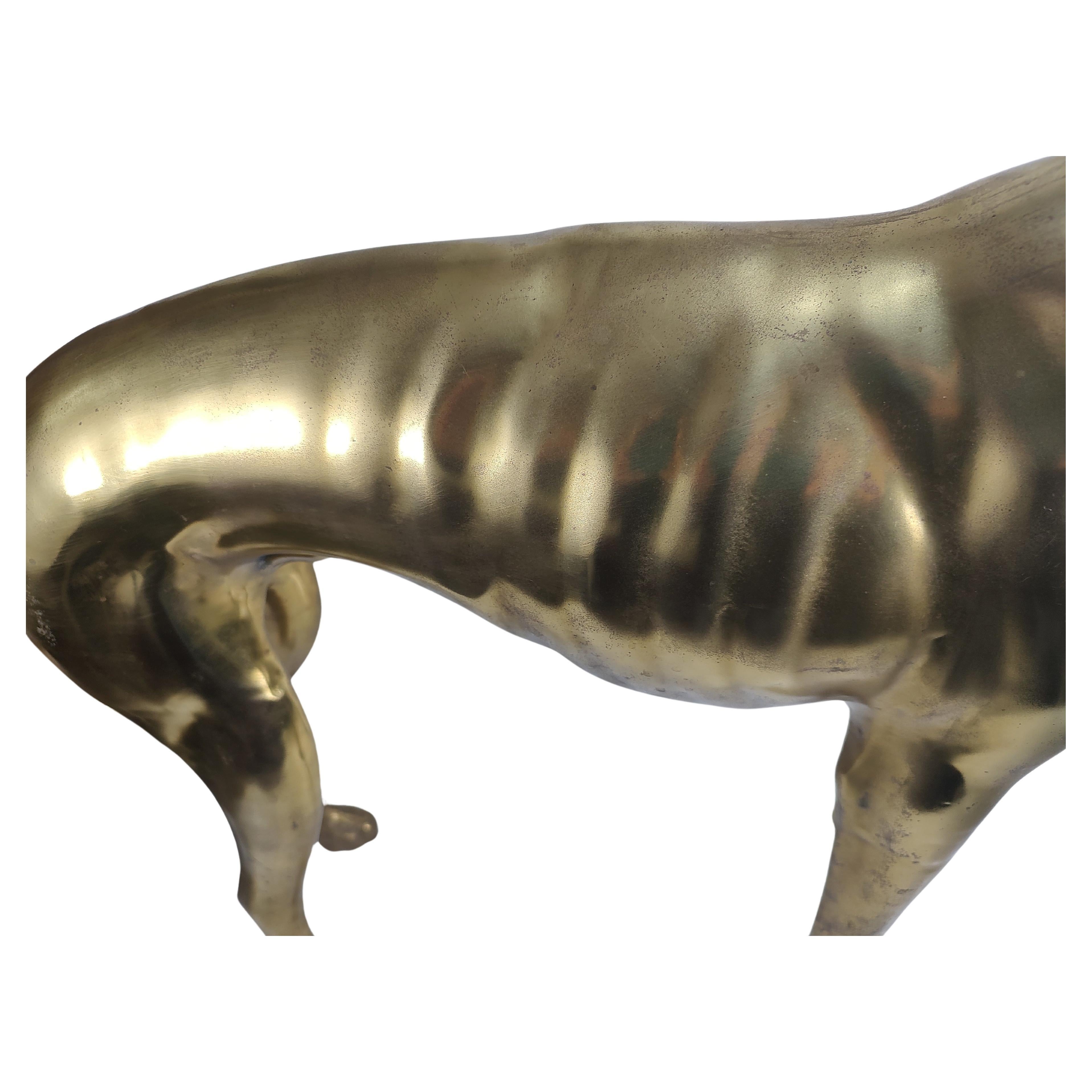 Moderne Messing-Skulptur eines Whippett in Lebensgröße aus der Mitte des Jahrhunderts (Moderne der Mitte des Jahrhunderts) im Angebot