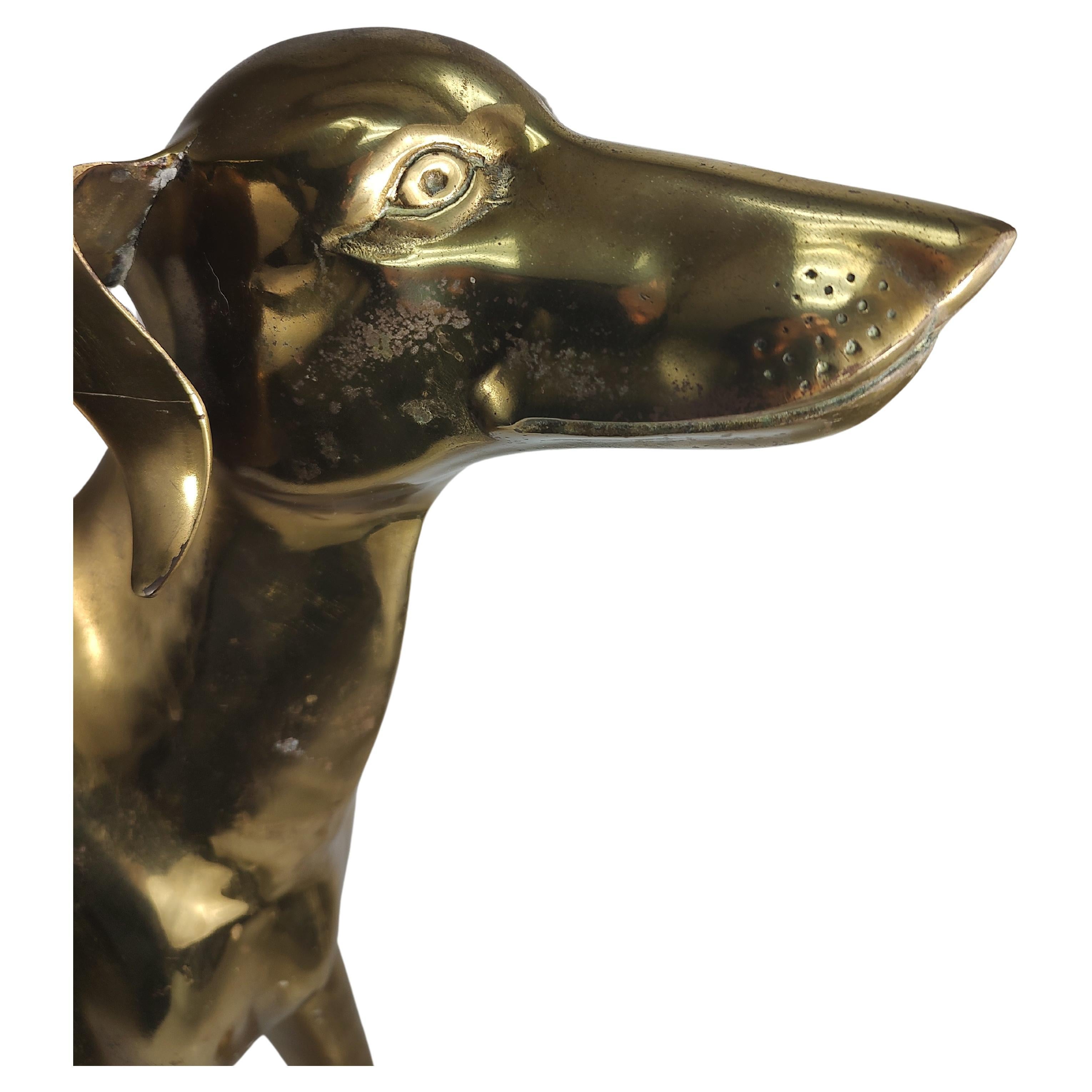 Moderne Messing-Skulptur eines Whippett in Lebensgröße aus der Mitte des Jahrhunderts (Gegossen) im Angebot