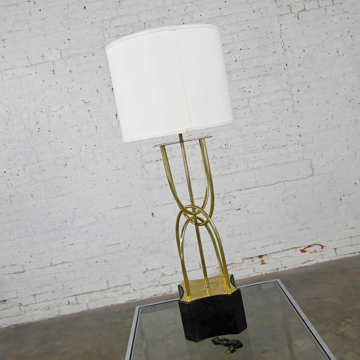 Mid-Century Modern Brass Looped Tube Table Lamp with Shade In Good Condition For Sale In Topeka, KS