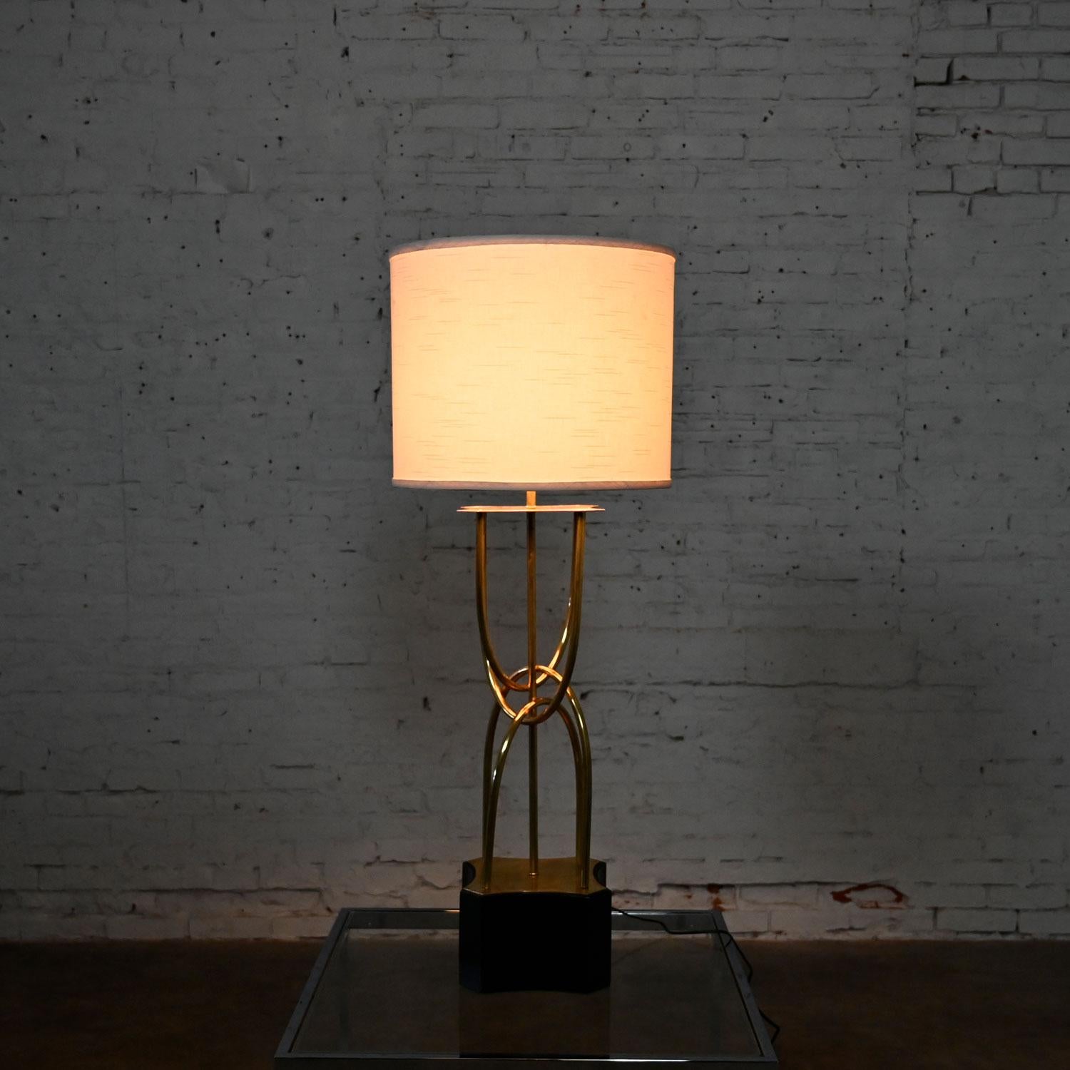 Wood Mid-Century Modern Brass Looped Tube Table Lamp with Shade For Sale