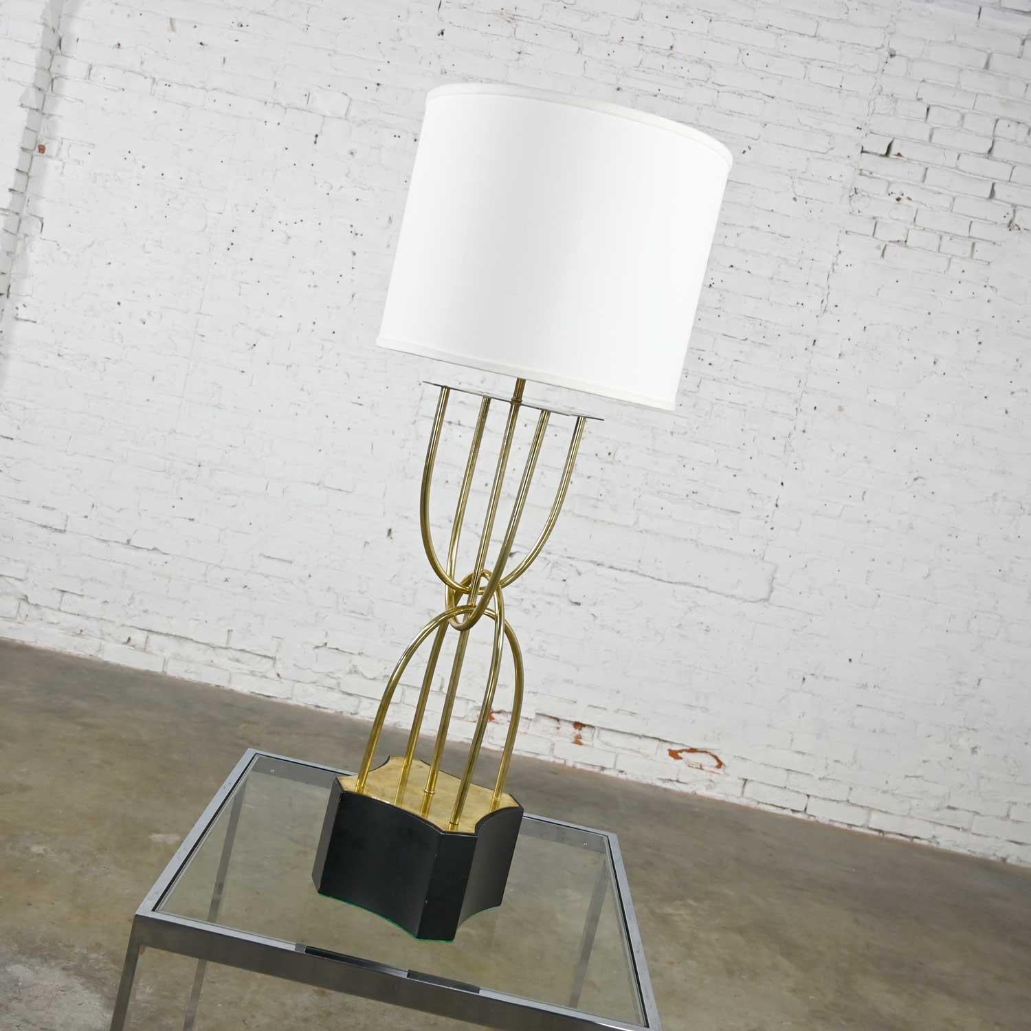 Mid-Century Modern Brass Looped Tube Table Lamp with Shade For Sale 1