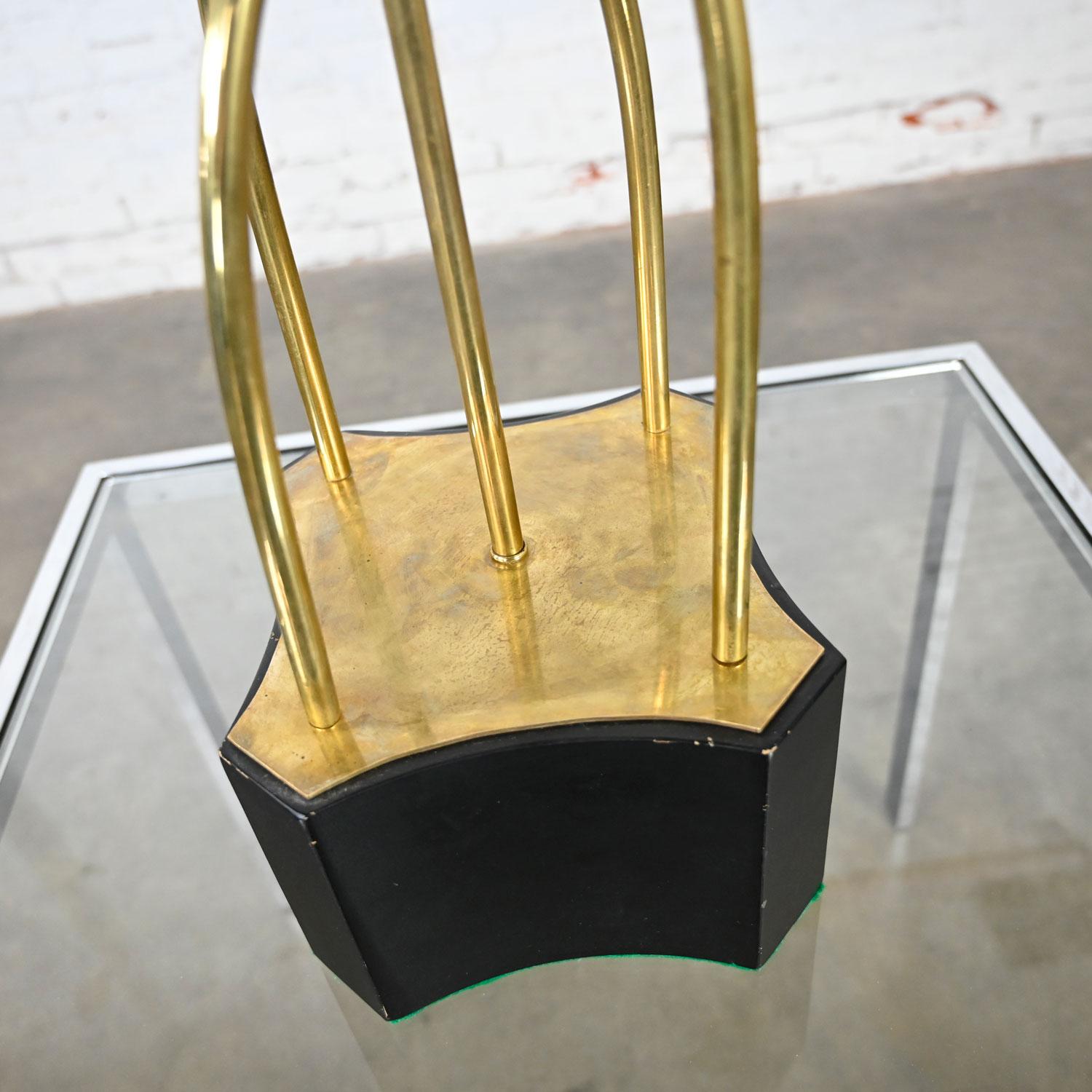 Moderne Mid-Century-Tischlampe aus Messing mit Schleifenrohr und Schirm im Angebot 3