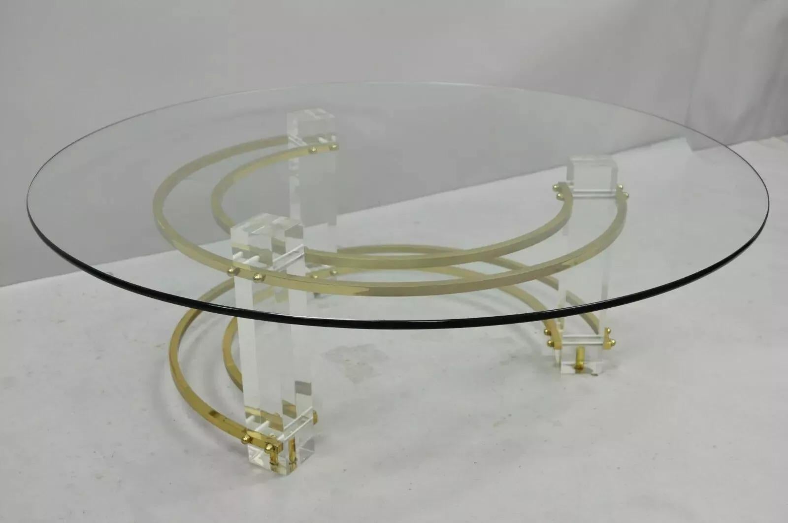 Table basse vintage en laiton, lucite et verre rond attribuée à Charles Hollis Jones et datant du milieu du siècle dernier. Cette pièce se compose de trois pieds en forme de colonne en lucite, de supports en laiton, d'un plateau rond en verre et