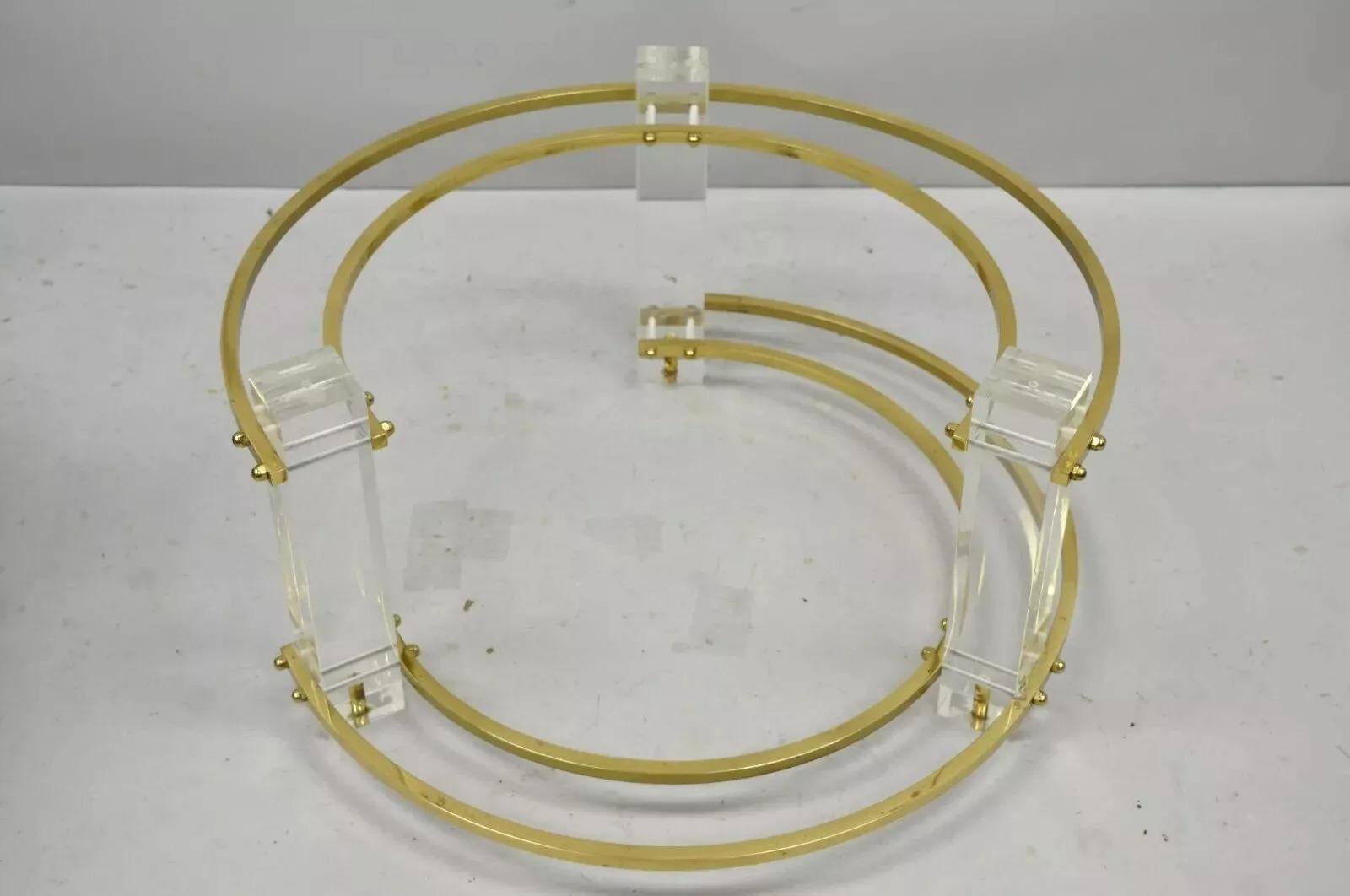 Mid-Century Modern Table basse moderne du milieu du siècle dernier en laiton et verre rond Lucite Charles Hollis Jones en vente