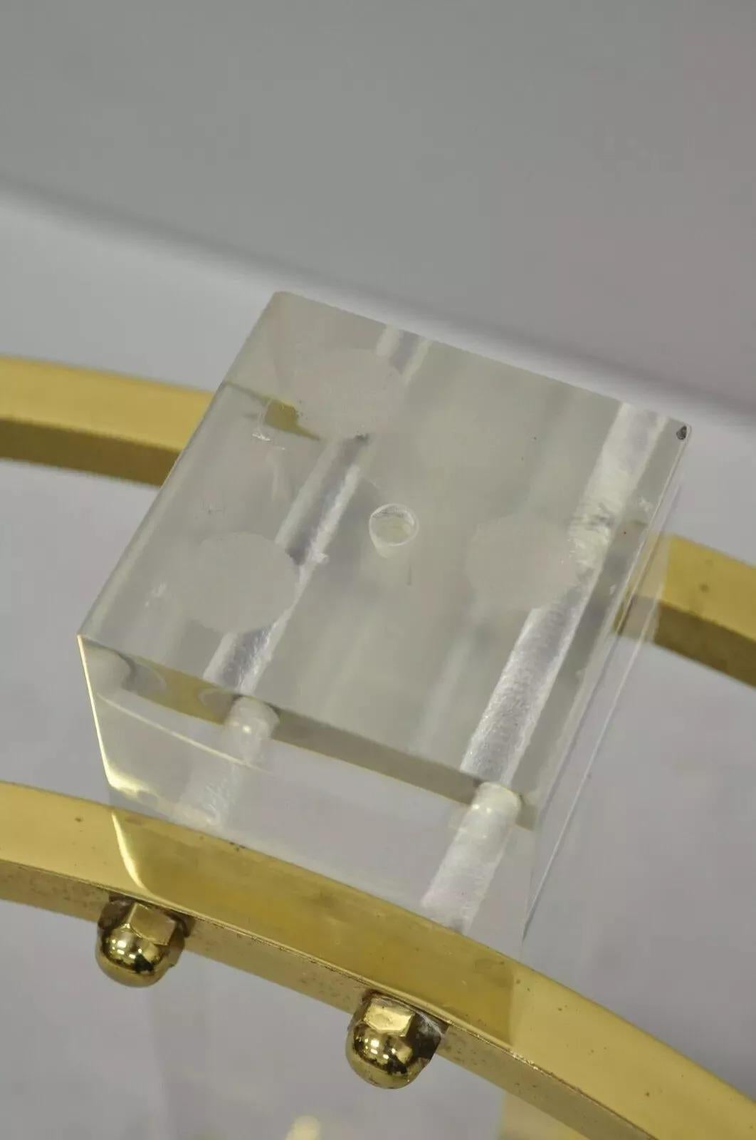 Table basse moderne du milieu du siècle dernier en laiton et verre rond Lucite Charles Hollis Jones Bon état - En vente à Philadelphia, PA