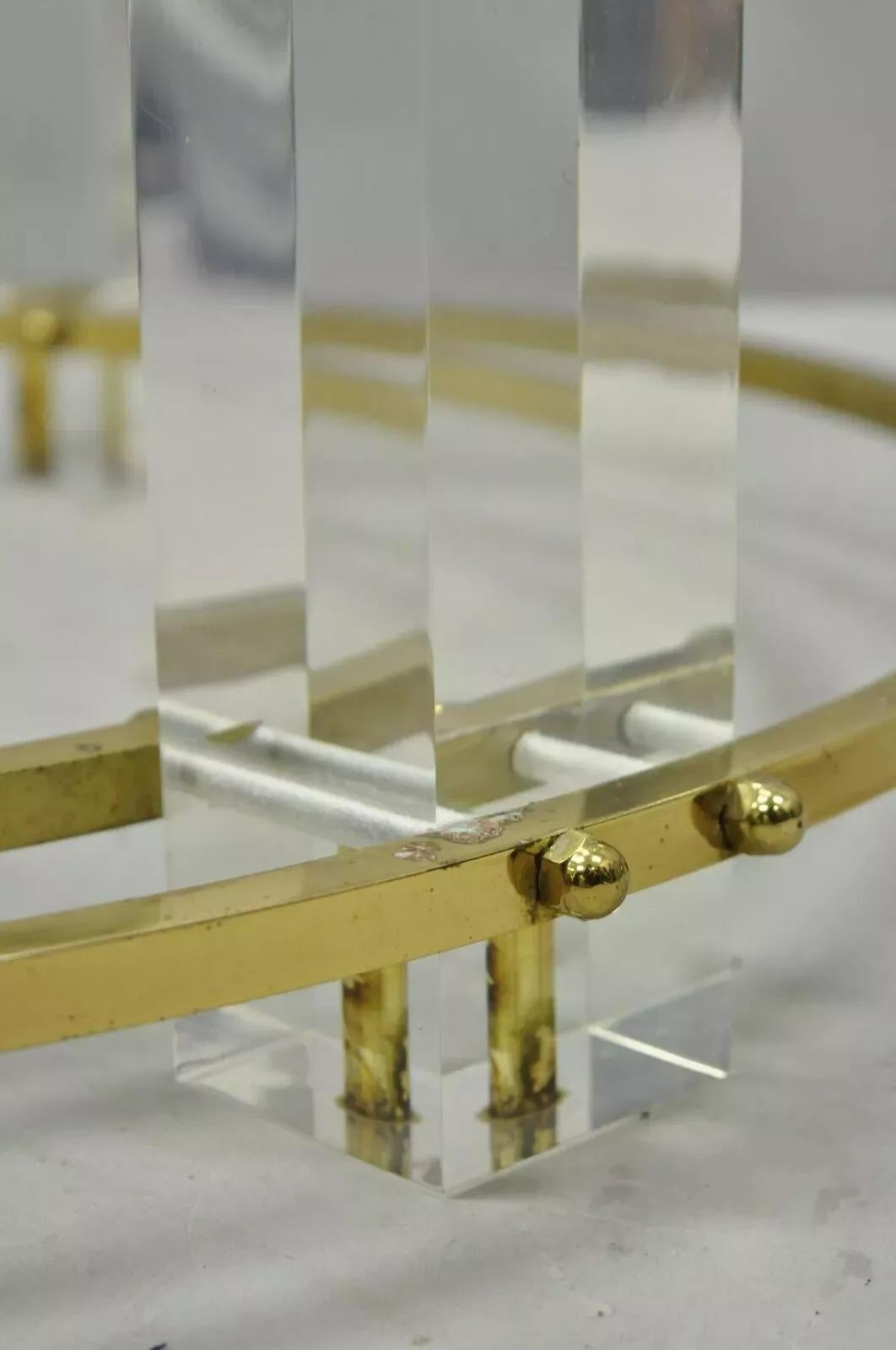 20ième siècle Table basse moderne du milieu du siècle dernier en laiton et verre rond Lucite Charles Hollis Jones en vente