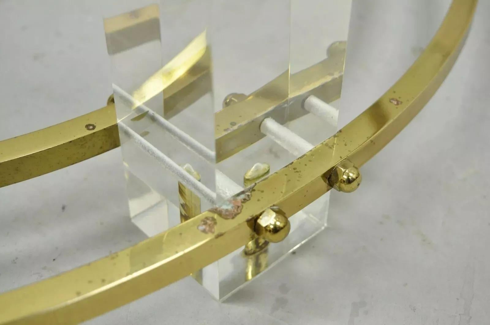 Laiton Table basse moderne du milieu du siècle dernier en laiton et verre rond Lucite Charles Hollis Jones en vente