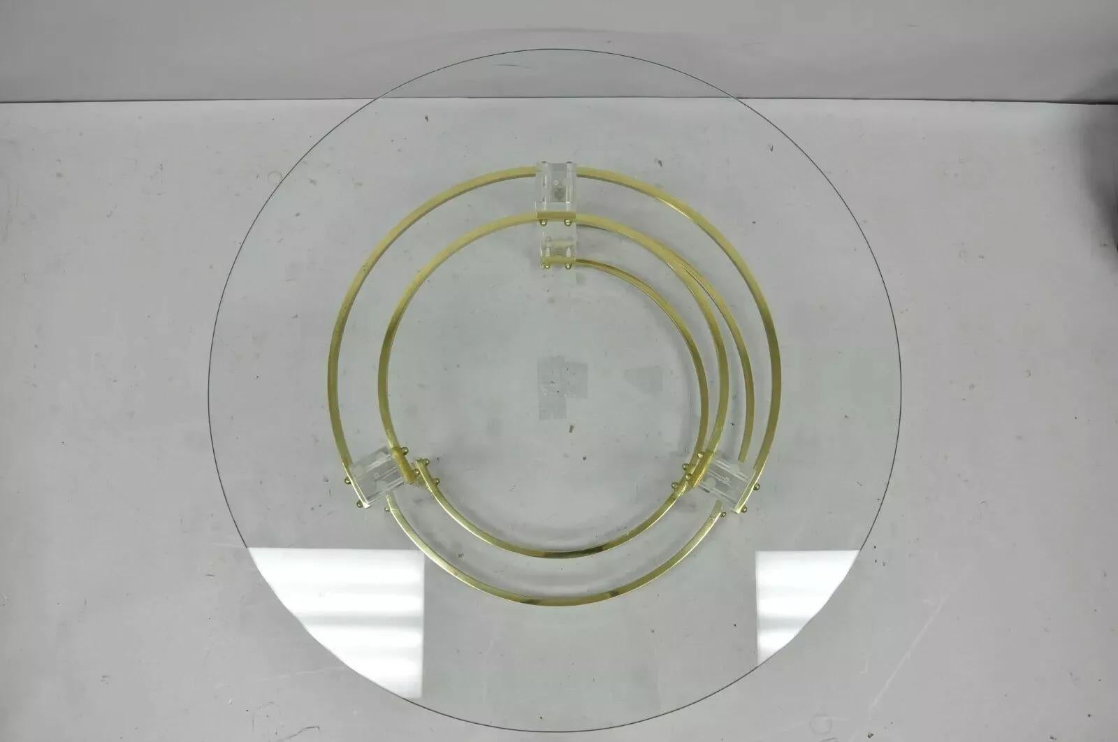 Table basse moderne du milieu du siècle dernier en laiton et verre rond Lucite Charles Hollis Jones en vente 1