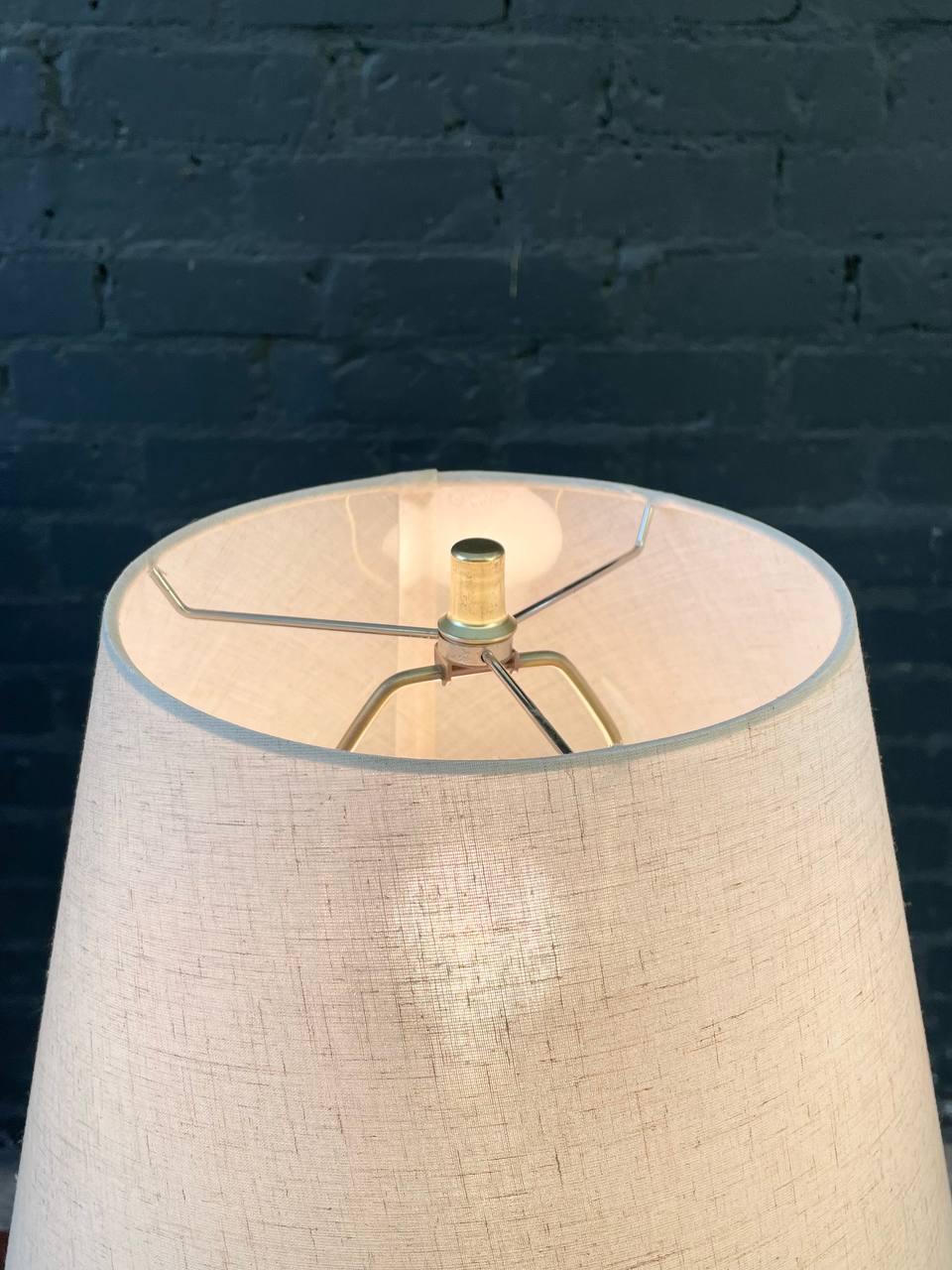 American Mid-Century Modern Brass & Lucite Table Lamp For Sale