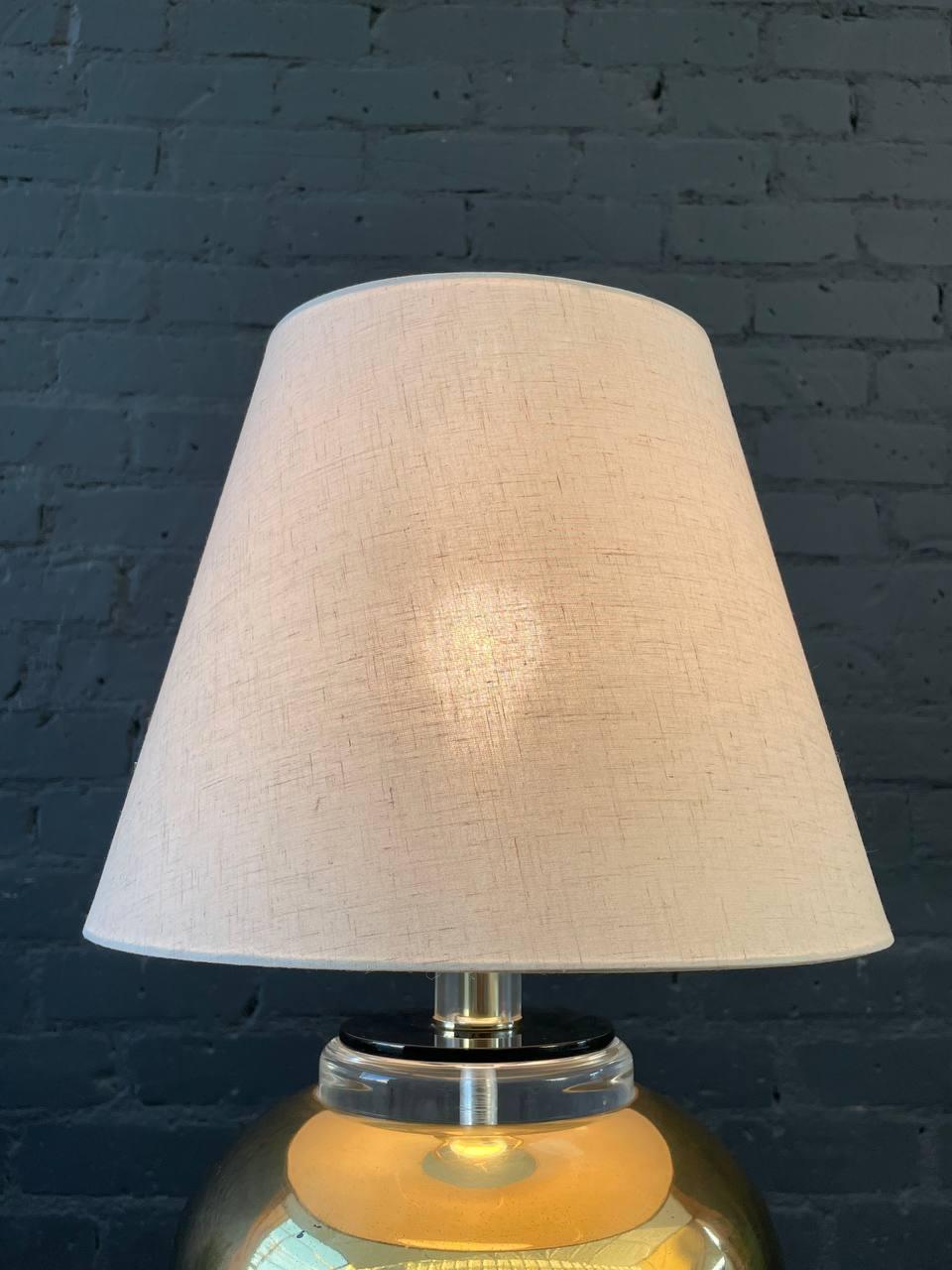 Mid-Century Modern Brass & Lucite Table Lamp In Good Condition For Sale In Los Angeles, CA