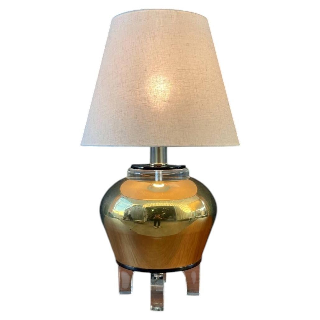 Lampe de table en laiton et lucite The Moderns en vente