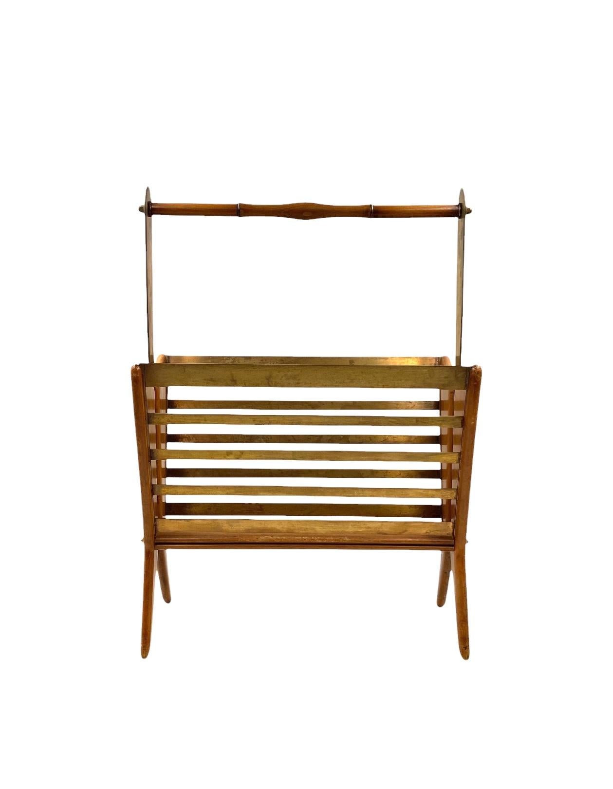 Mid-century Modern brass angle smoked glass magazine rack designed by Ico and Luisa Parisi

Italy 1950

brass, wood

H 60 cm - 43 × 18.5 cm

Conditions: very good consistent with age and use.