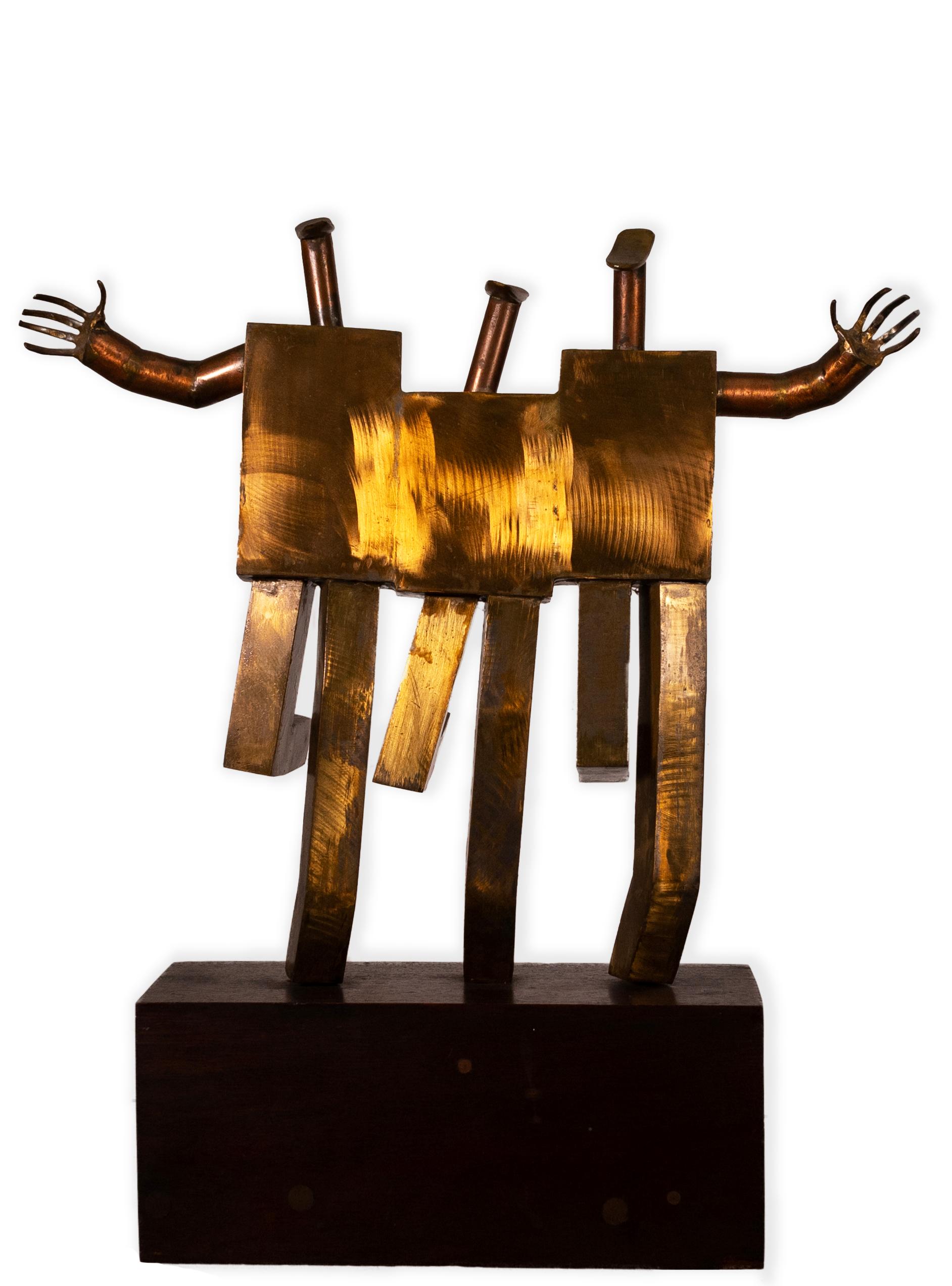 Una scultura di figure in metallo della metà del secolo scorso. Questa meravigliosa scultura vintage raffigura un insieme di 3 figure cubiche spalla a spalla con le braccia e le gambe che si agitano. Questo pezzo è realizzato in ottone con una base