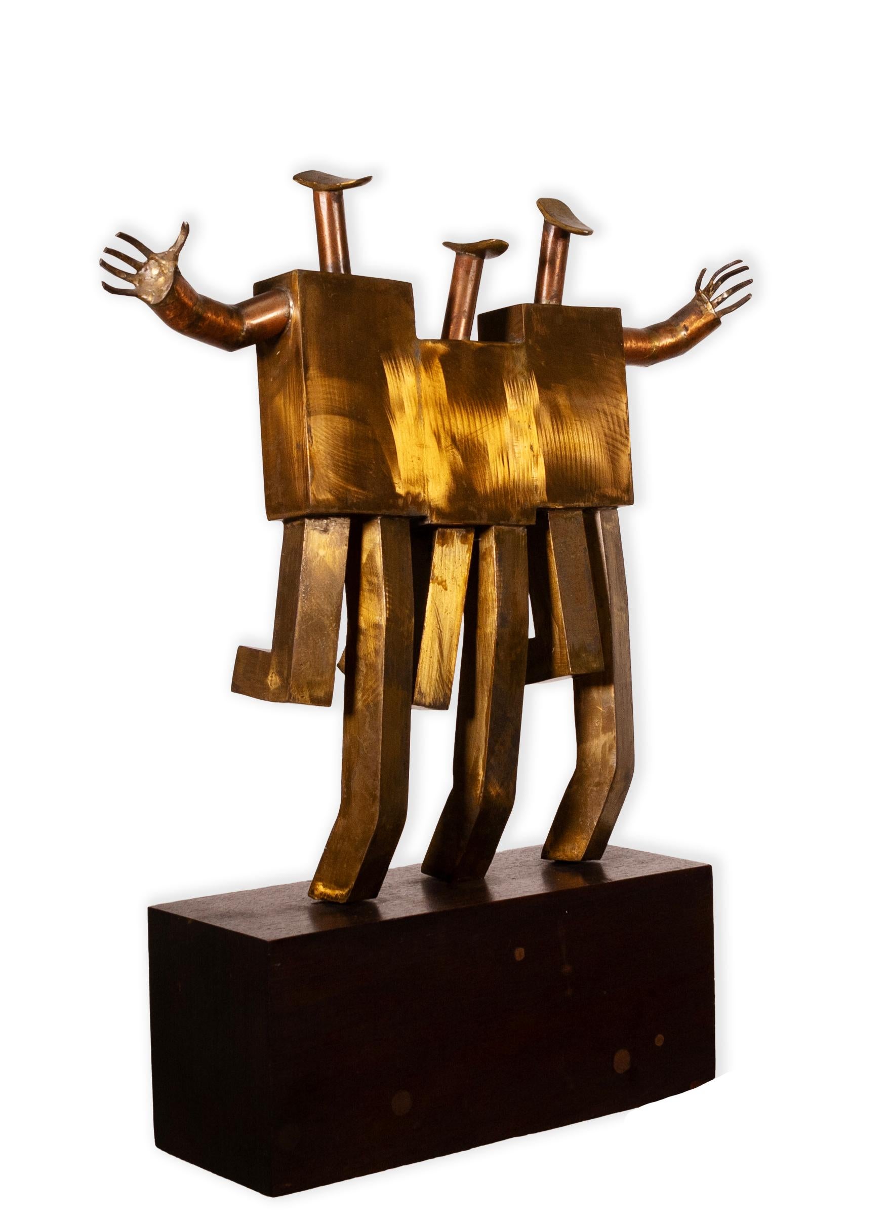 Sconosciuto Scultura da tavolo con figure in metallo e ottone del Mid Century Modern su base in Wood nero in vendita