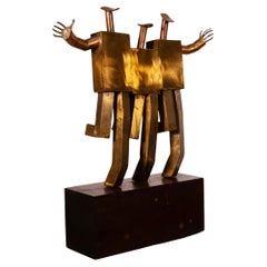 Moderne Tisch-Skulptur aus Messing mit Metallfiguren aus der Mitte des Jahrhunderts auf schwarzem Holzsockel