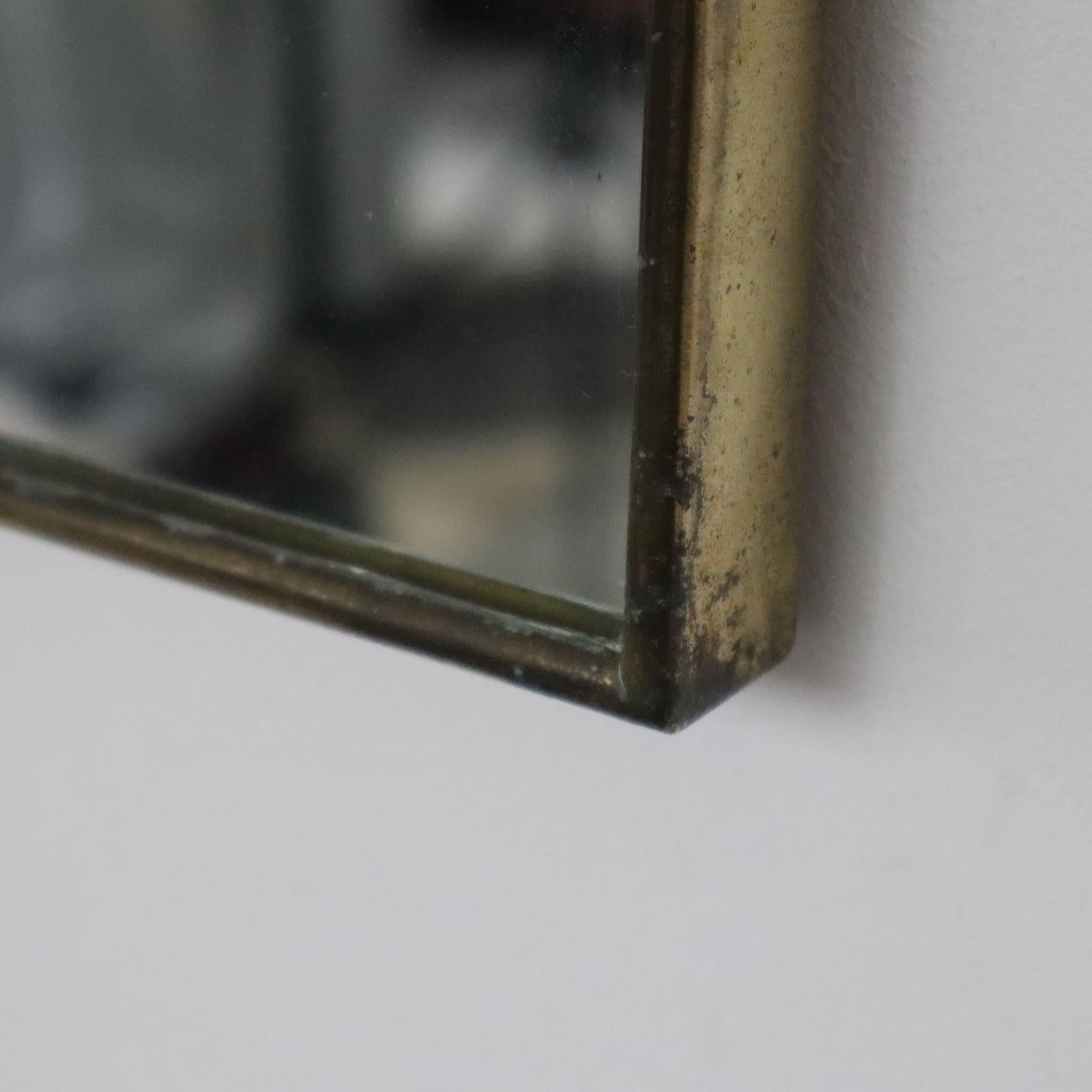 Mid-Century Modern Brass Mirror, Gio Ponti Style, Italy, 1950

Elegant mid-century brass mirror, made in Italy in the 1950s, in a style attributable to the famous Gio Ponti. Its refined design and essential lines make it an iconic object, perfect