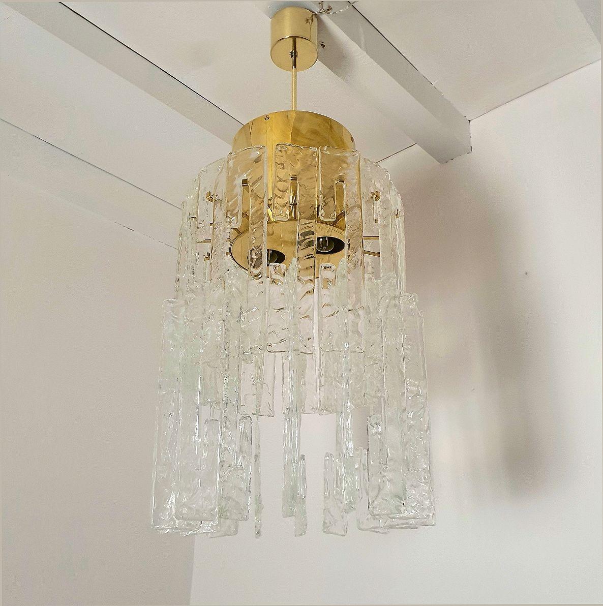 Mid-Century Modern brass and clear Murano glass pendant chandelier, by Mazzega, Italy 1970s
The brass frame is in polished brass. The clear interlocking Murano glass elements are textured and translucent.
They have a shape of letter C, tall and