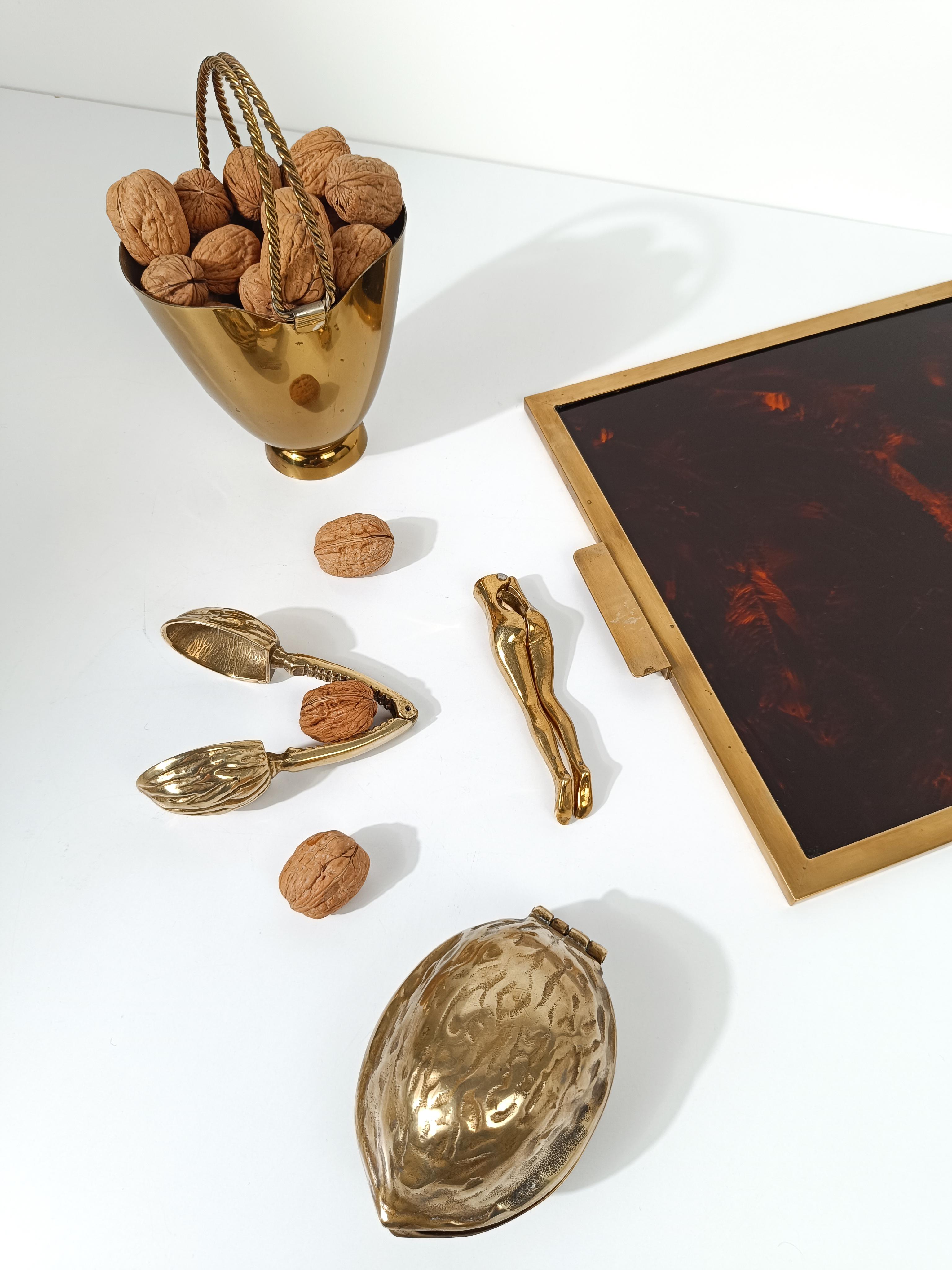 In Italy there is a custom of ending Christmas meals by setting the table with dried fruit and mandarins, while we continue to chat and discuss out loud about events that happened centuries ago we peel the mandarins and break the shell of the dried
