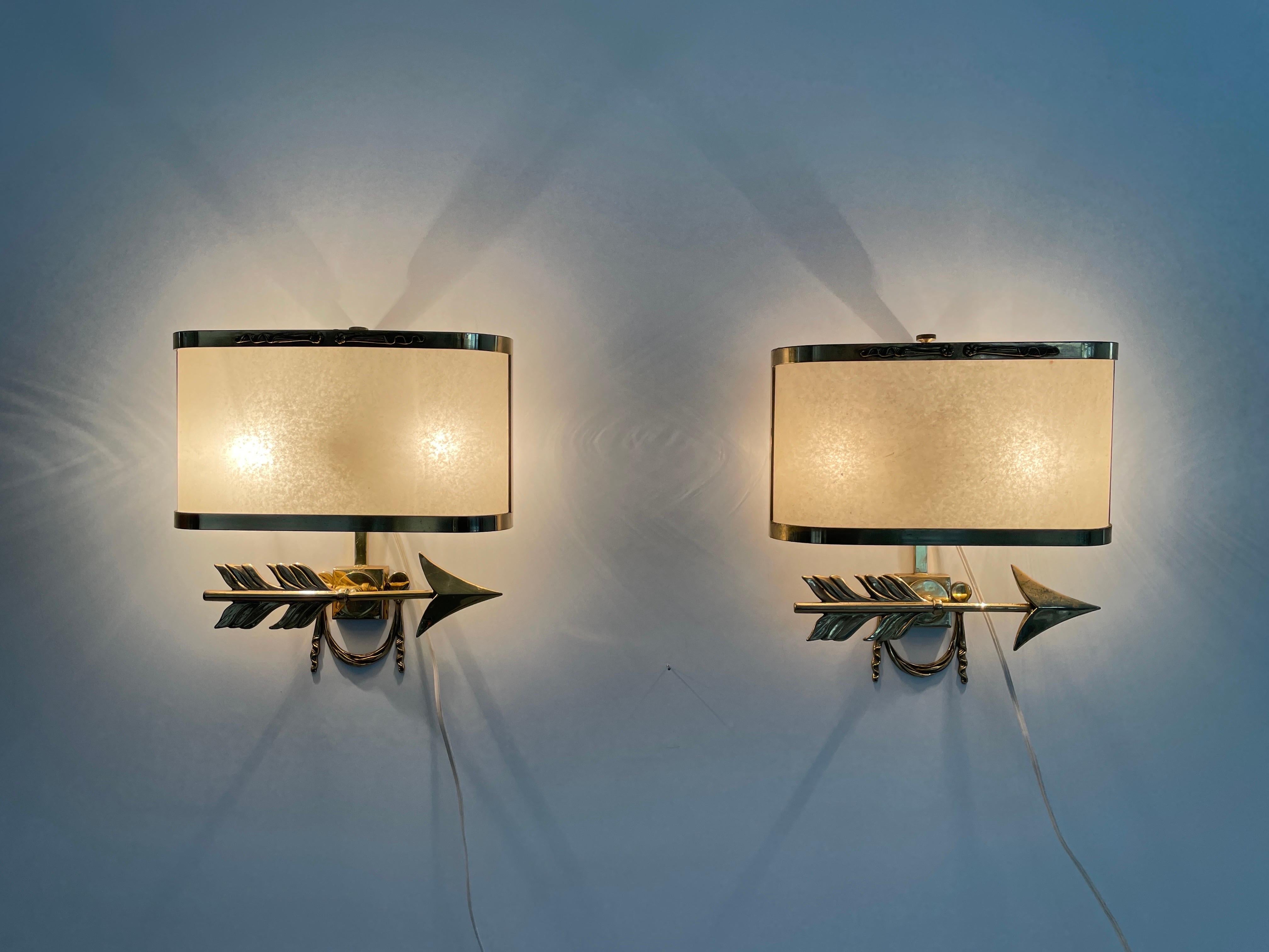 Paire d'appliques Arrow en laiton avec abat-jour en forme de cocon, Italie, années 1960 en vente 3
