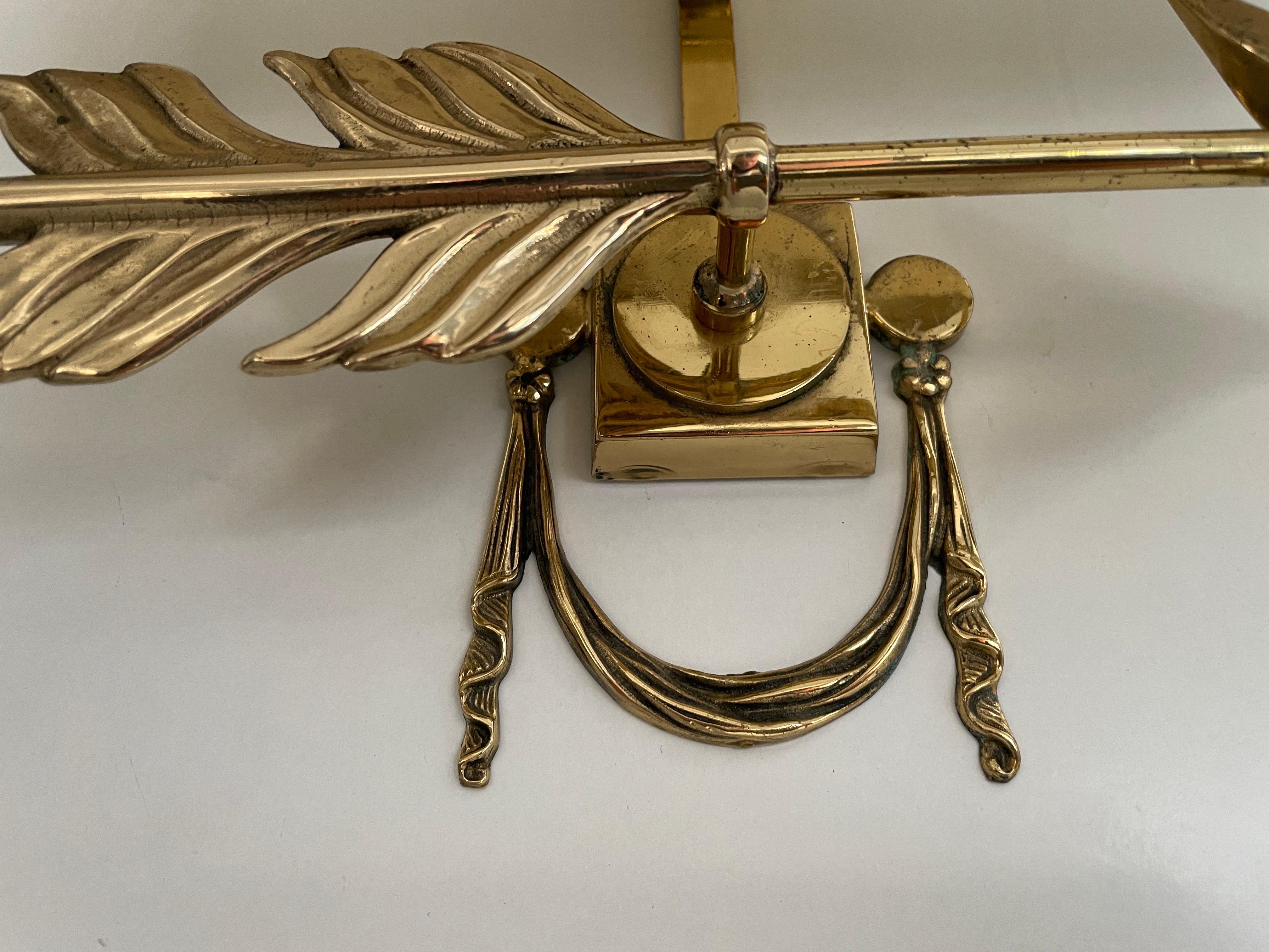 Paire d'appliques Arrow en laiton avec abat-jour en forme de cocon, Italie, années 1960 en vente 4