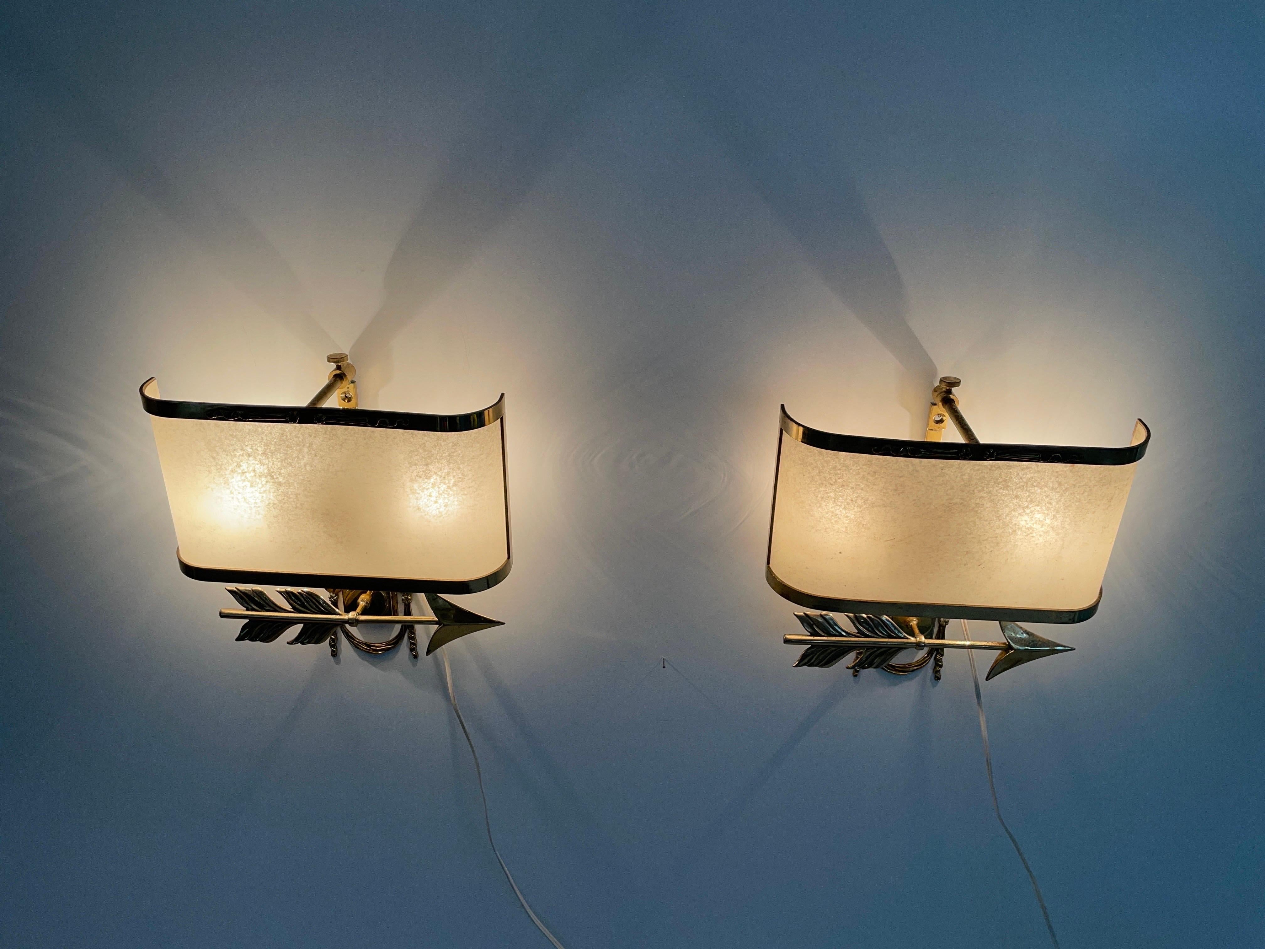 Paire d'appliques Arrow en laiton avec abat-jour en forme de cocon, Italie, années 1960 en vente 5