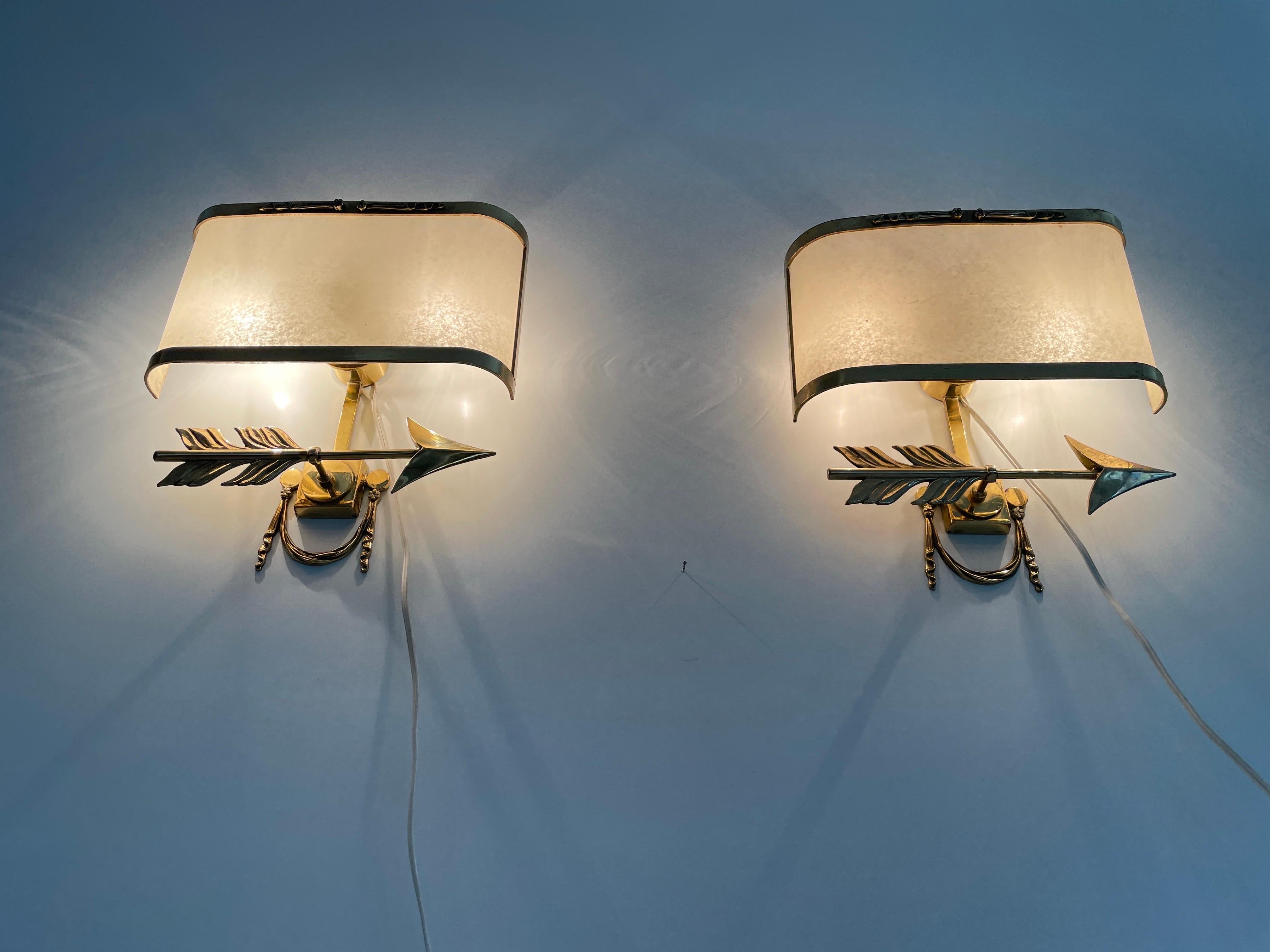 Paire d'appliques Arrow en laiton avec abat-jour en forme de cocon, Italie, années 1960 en vente 6