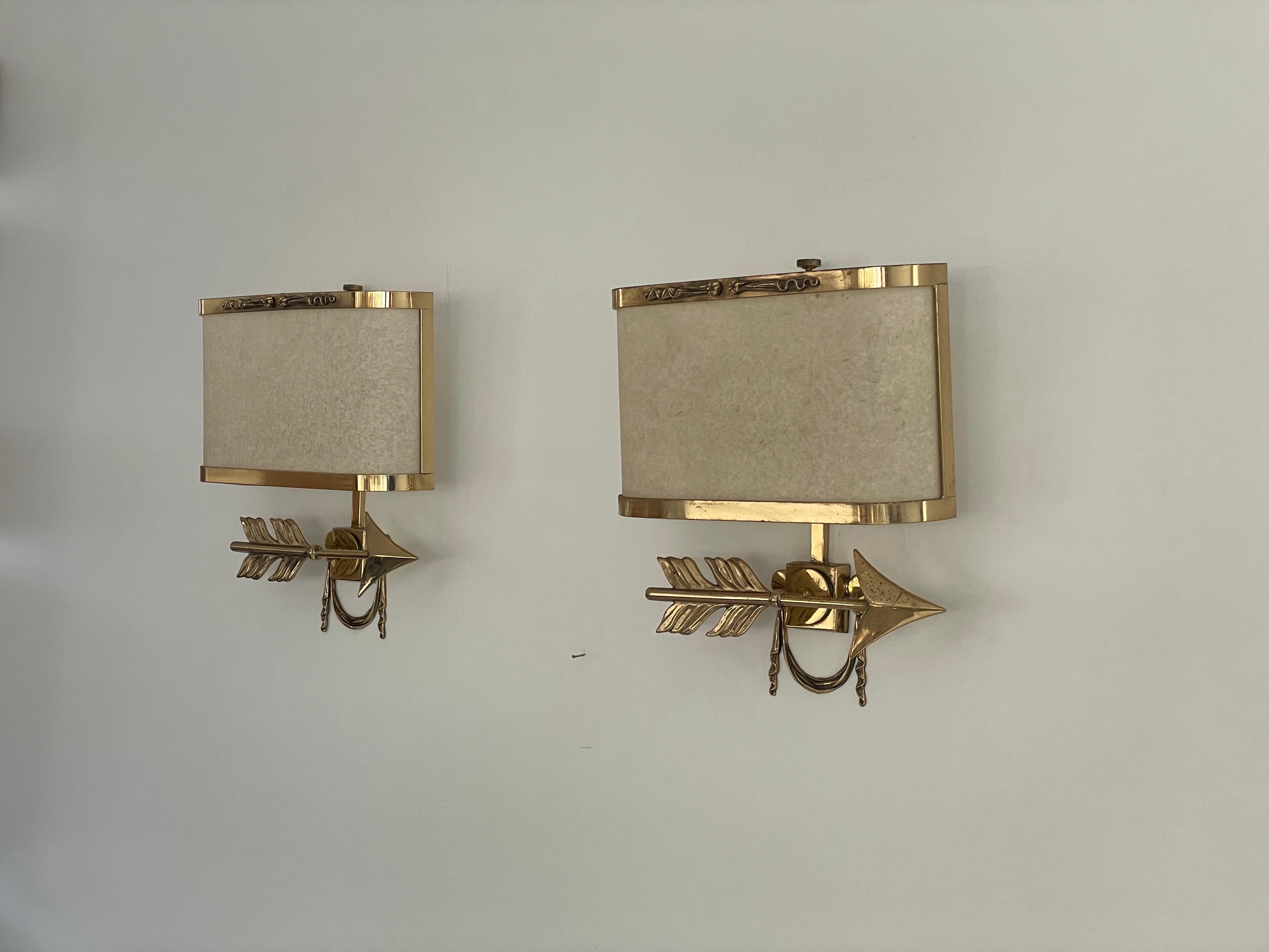 Paire d'appliques Arrow en laiton avec abat-jour en forme de cocon, Italie, années 1960

Les lampes sont en très bon état. 


Cette lampe fonctionne avec  2 ampoules E14. 
Câblé et adapté à une utilisation avec 220V et 110V pour tous les
