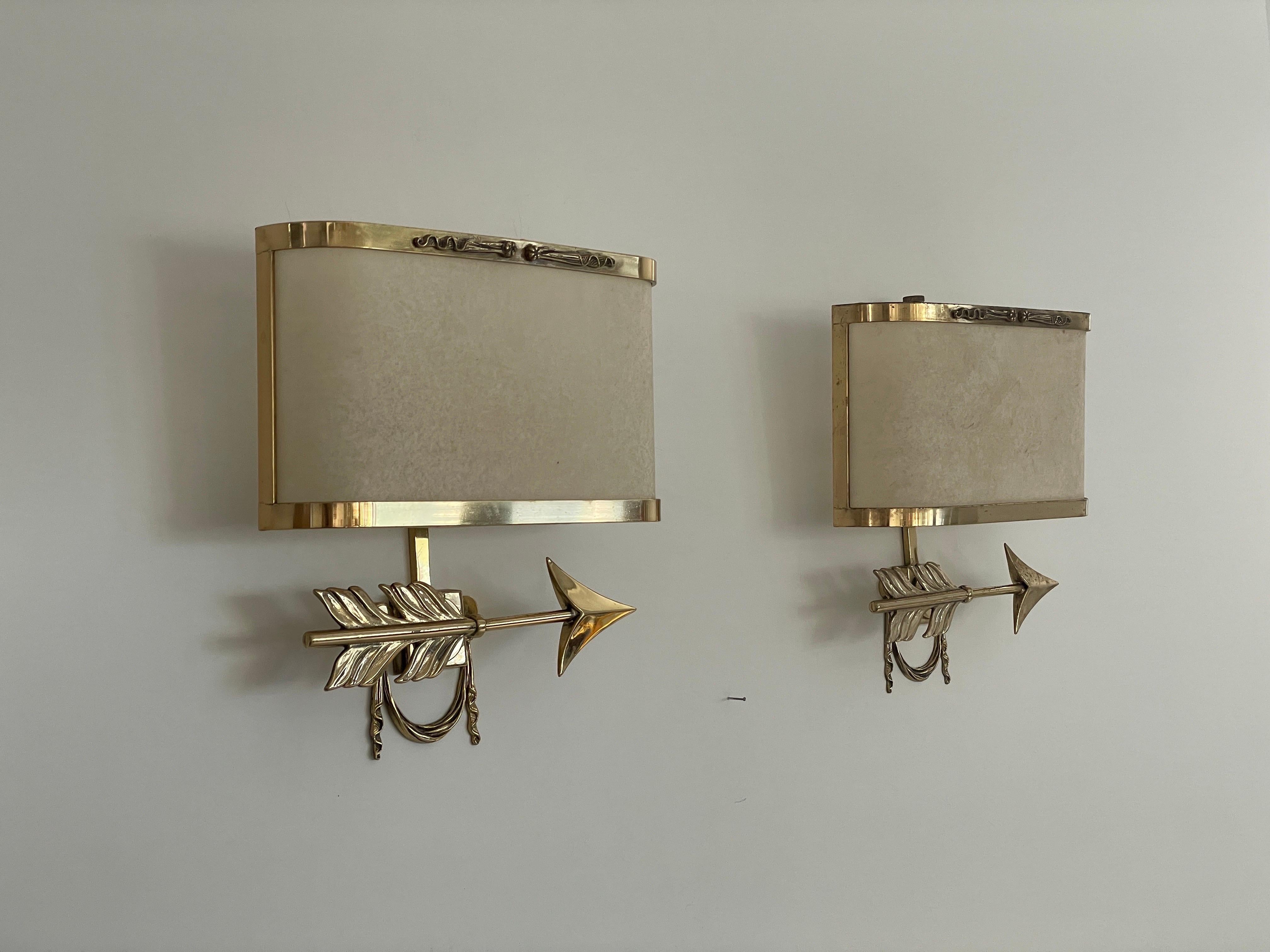 Mid-Century Modern Paire d'appliques Arrow en laiton avec abat-jour en forme de cocon, Italie, années 1960 en vente