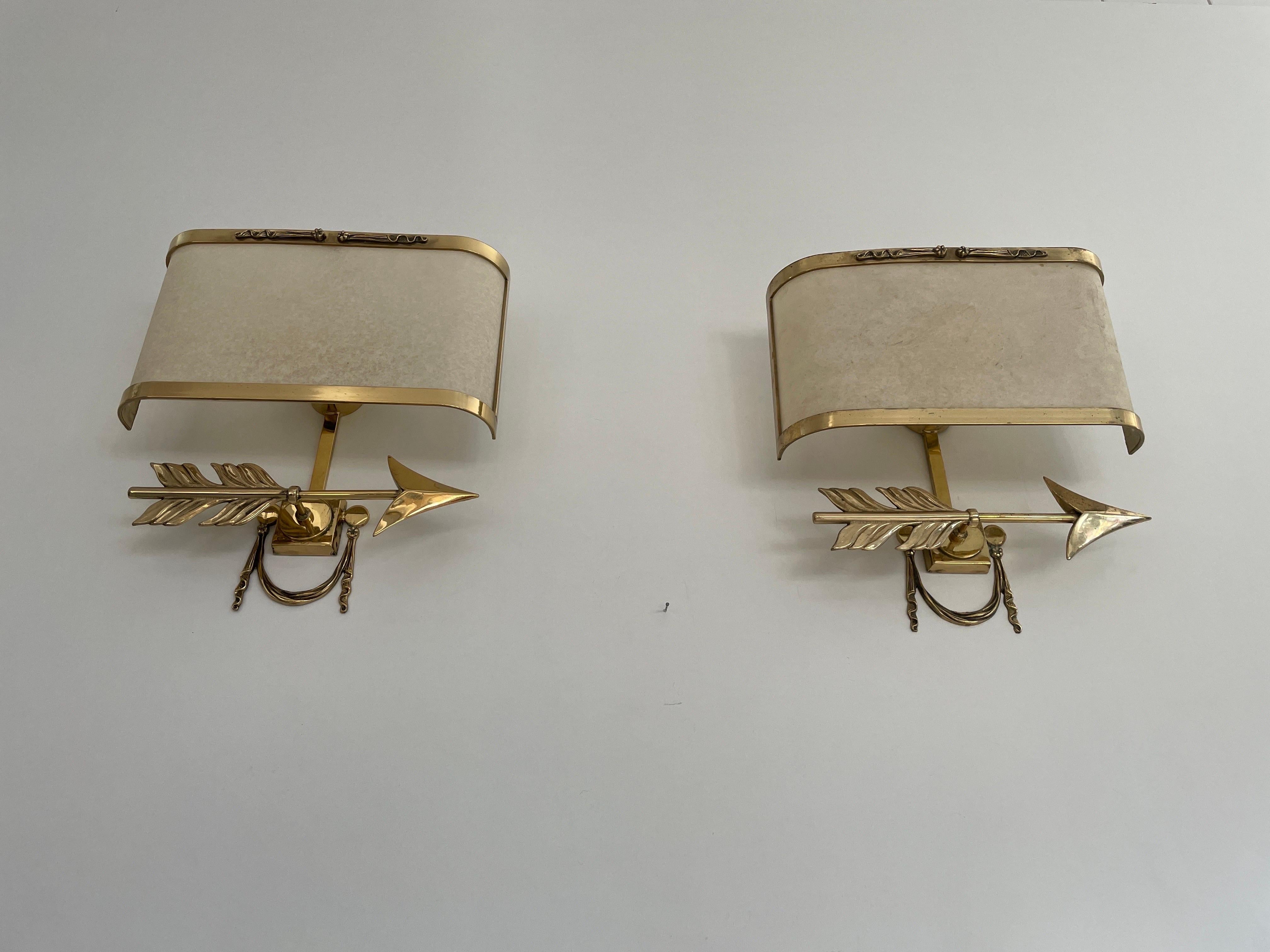italien Paire d'appliques Arrow en laiton avec abat-jour en forme de cocon, Italie, années 1960 en vente