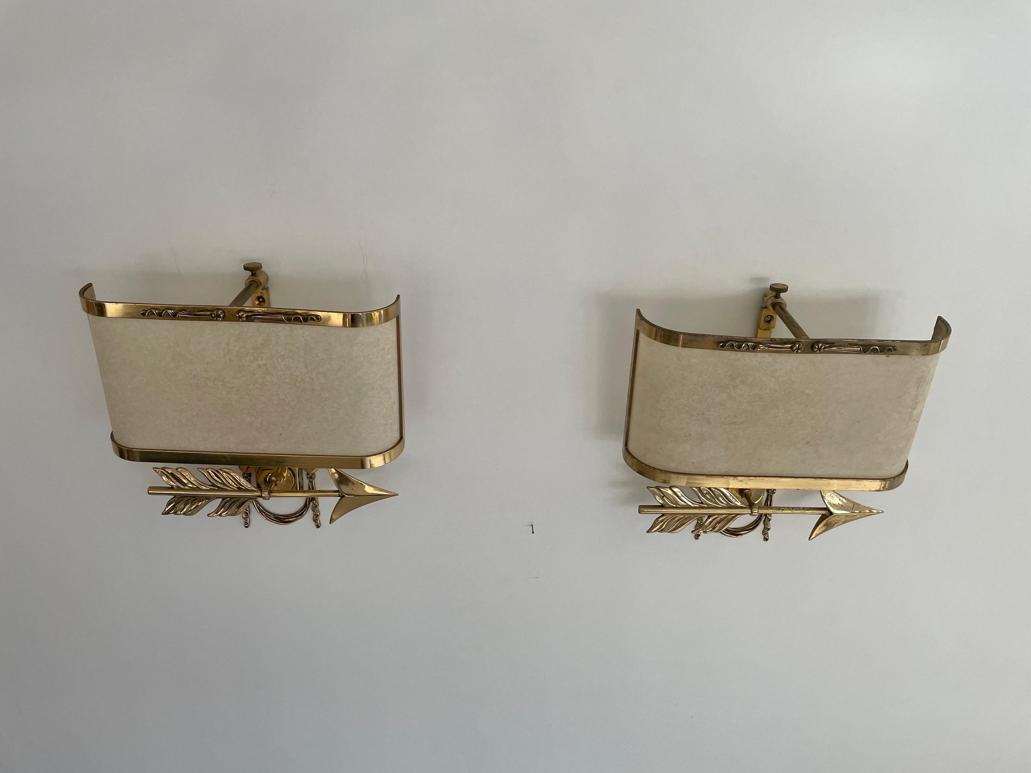 Paire d'appliques Arrow en laiton avec abat-jour en forme de cocon, Italie, années 1960 Excellent état - En vente à Hagenbach, DE